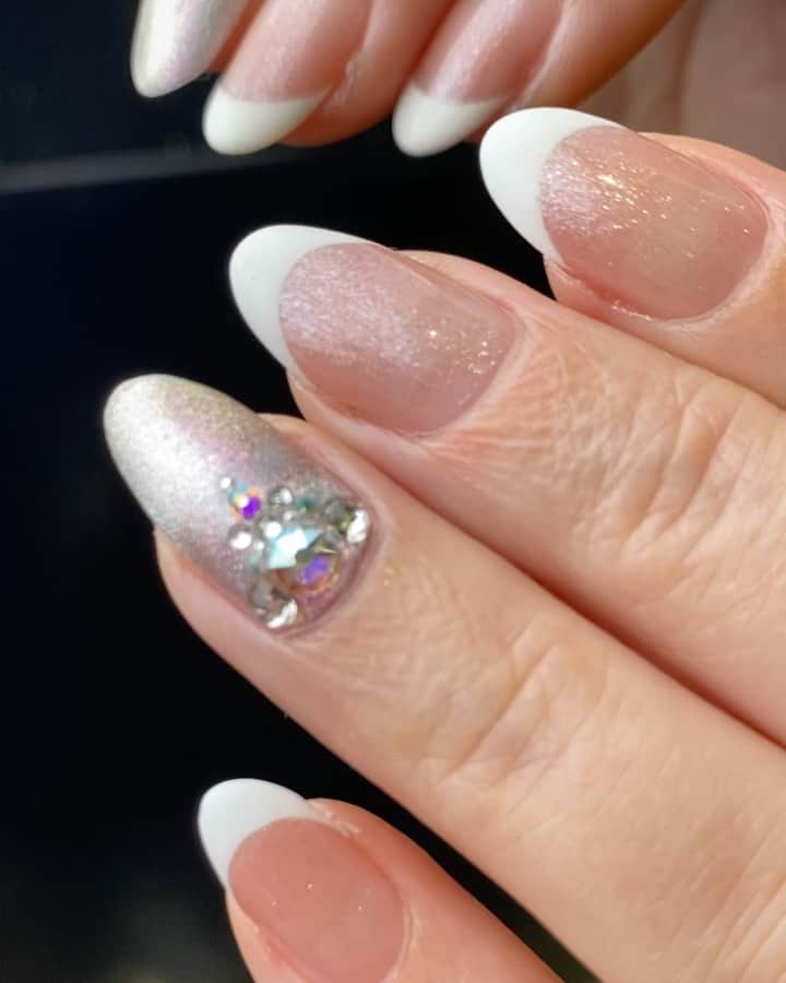 名古屋プレミアムネイルサロン アデリーネイルのインスタグラム：「大人気のアデリーフレンチ✨  ベースカラーは無限！ お客様のお肌のカラー、気分　 その場で調合　笑  フリーエッジを上品に隠して❤️  アデリーネイル ☎︎052-325-2533 名古屋市北区若葉通1-2レクサ若葉2階 1階無料駐車場となっております(6台有)#アデリーネイル#プレミアムネイルサロン #ネイル#ネイルサロン#名古屋#名古屋ネイルサロン#トレプロ#3Dネイルアート#nails#gelnails#nailart#スワロフスキークリスタル#アイラッシュサロン#サロンデザイン#フレンチネイル#ドット#네일#무광네일#살롱#春ネイル」
