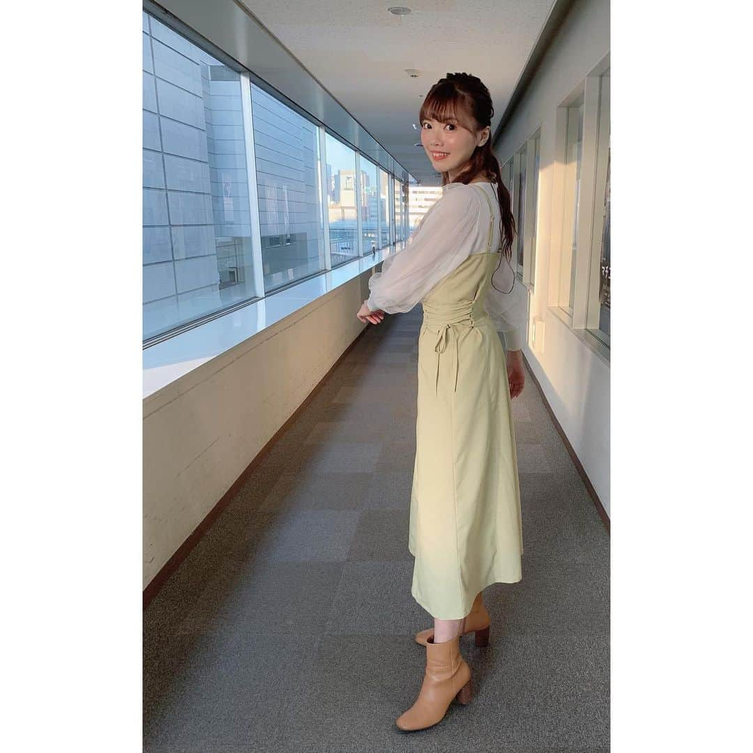 加藤里奈（カトリーナ）さんのインスタグラム写真 - (加藤里奈（カトリーナ）Instagram)「NHK『ウイークエンド中部』 カトリーナのトレンド探偵「ガーランド」 観て下さった方、ありがとうございました🙏💚 いかがでしたか！？  ✅衣装は… ✔️tops & one-piece @nostalgia_jp @nostalgia_cenpa  ✔️shoes @gu_global @gu_for_all_   ✅髪型はがーすーでした👦🏼！ ありがとうございました✨  月曜からこちらで放送動画観られます！！↓ https://www4.nhk.or.jp/P2134/24/  #NHK #衣装 #nostalgia #nostalgiajp #ノスジョ #ノスタルジア #ジャンパースカート #コーディネート #アナウンサー #ハーフアップ #大人コーデ  #ヘアアレンジ #ハーフアップアレンジ #ガーランド #ガーランド手作り #ガーランドライト #おうちタイム #家での過ごし方 #うちで過ごそう #ステイホーム #ステイホームの過ごし方 #garland #おうち時間 #garlands #gu_global #gu_for_all #配信 #加藤里奈 #バースデーフォト #前撮り」2月6日 14時22分 - rinakatoktriiina