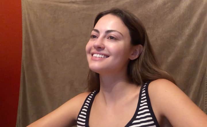 トゥルー・ミューレンのインスタグラム：「Happy, or sad...or both!! Please excuse my also sad quarantine set up, my self tapes are in much more professional shape now lol. And my blanket is back to, and much better at, being a blanket.」