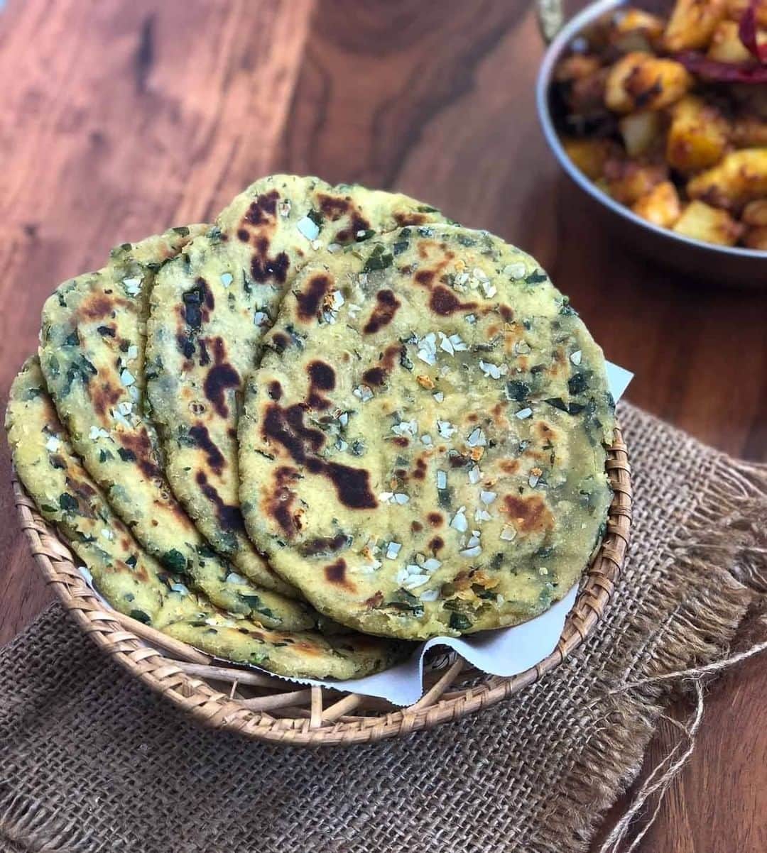Archana's Kitchenさんのインスタグラム写真 - (Archana's KitchenInstagram)「A healthy version of a classic naan, this Jowar Garlic Naan Recipe, has no all purpose flour, this Indian flat bread is made Jowar or Sorghum flour and a dash of Garlic that gives it a great flavour. Pair it along with your favourite curries and gravies.  Get the recipe from the smart.bio link in my profile @archanaskitchen」2月6日 14時30分 - archanaskitchen
