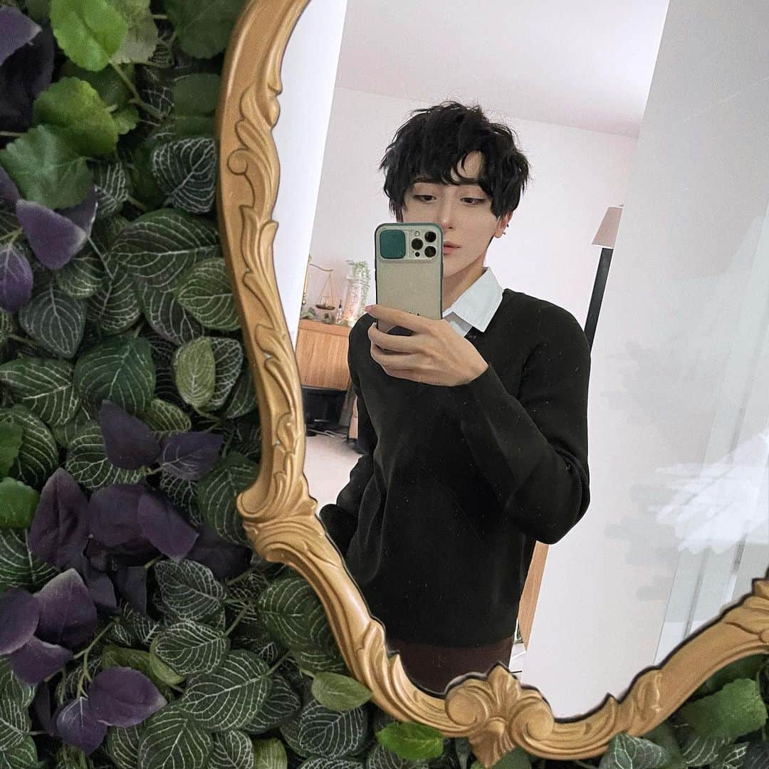 ナイトさんのインスタグラム写真 - (ナイトInstagram)「Recently I put up a green wall in my apartment along with my late grandma’s vintage mirror. Very happy to finally have it on display 🖤」2月6日 14時39分 - knitecoser