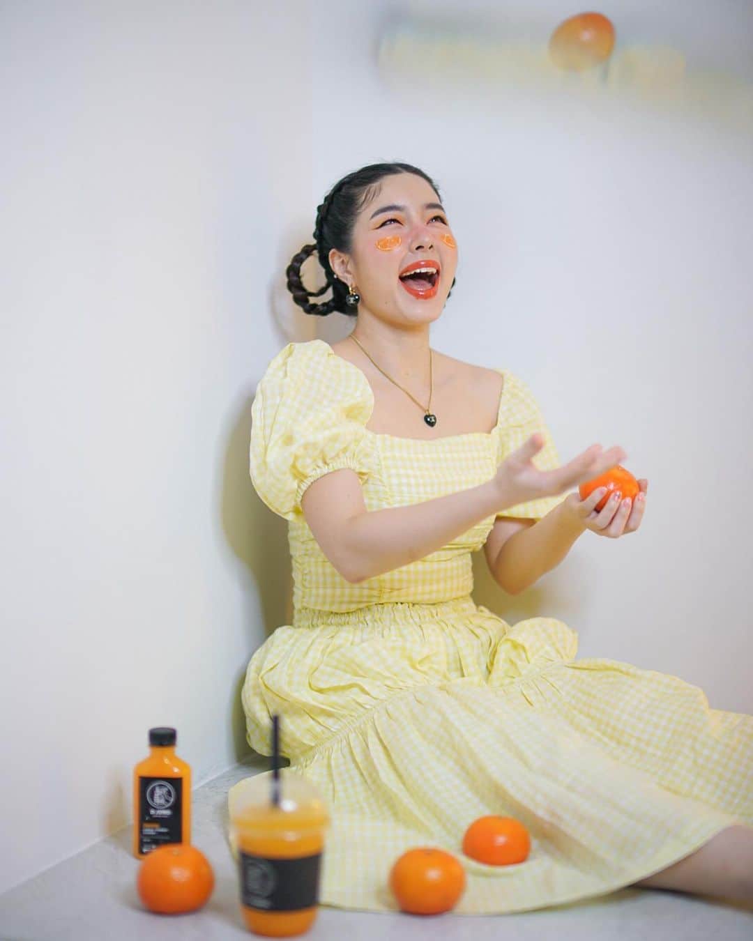 GYEON SEOのインスタグラム：「_* DJUNG JUICE 🍊🥤 . . visit us at Emquartier or Central Ladprao 💋 อย่าลืมแวะกันนะคะ 🧡🧡 @djung_juice」