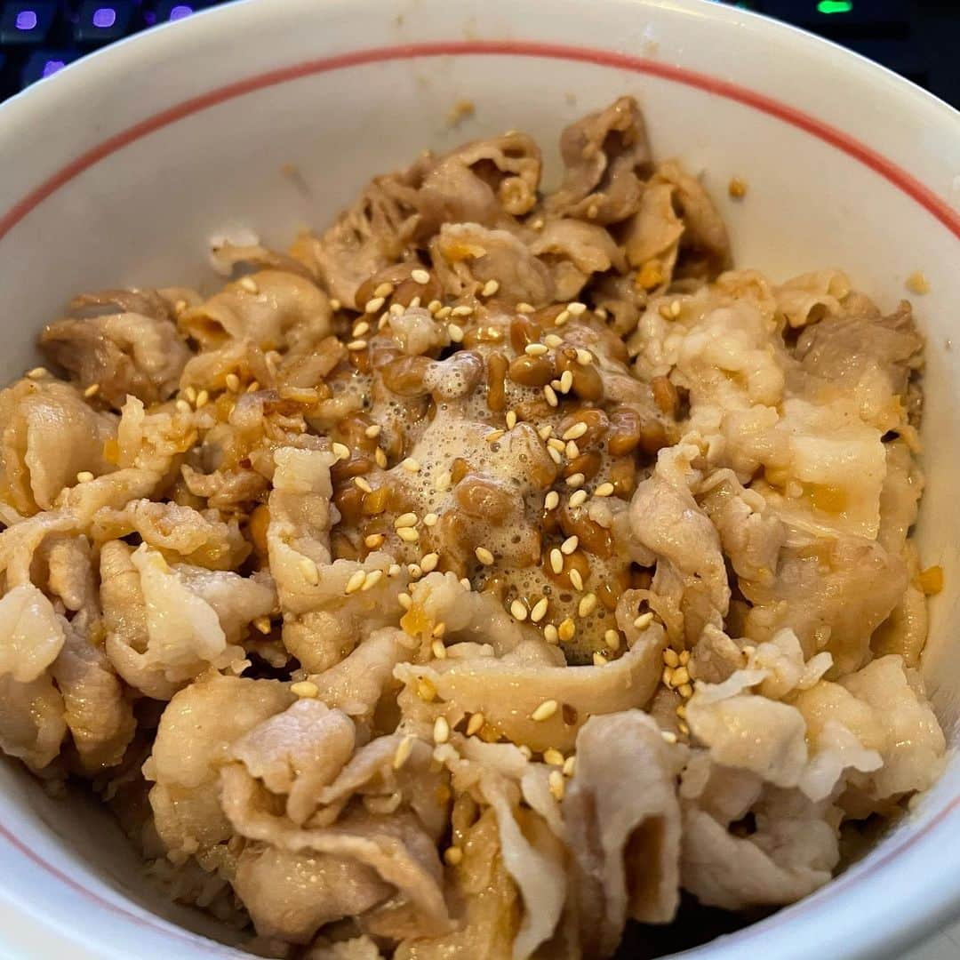 やまだひさしさんのインスタグラム写真 - (やまだひさしInstagram)「孤独のグルメ 豚納豆丼 知ってるよ色味が悪いことくらい。 でもこれしか無かったの。だから許して。 美味しければいいじゃない。 豚バラ肉を刻み生姜と炒めて納豆のタレをはんぶん使って味付け。あまりに見た目が寂しいので白ゴマトッピング。 あとはかき混ぜてご飯と一緒にかっこむだけ！ #やまだひさし　#ラジオ　#DJ #グルメ　#自炊　#豚　#大好き　#丼　#最強説」2月6日 14時51分 - yamadamic