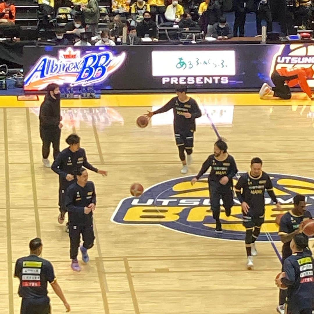 網野友雄さんのインスタグラム写真 - (網野友雄Instagram)「宇都宮vs新潟🏀 放送席から同級生と教え子の2人組ウォーミングアップを眺める👀 #RiseAsOne #BREX #albirexbb  #解説」2月6日 14時52分 - ami_no22