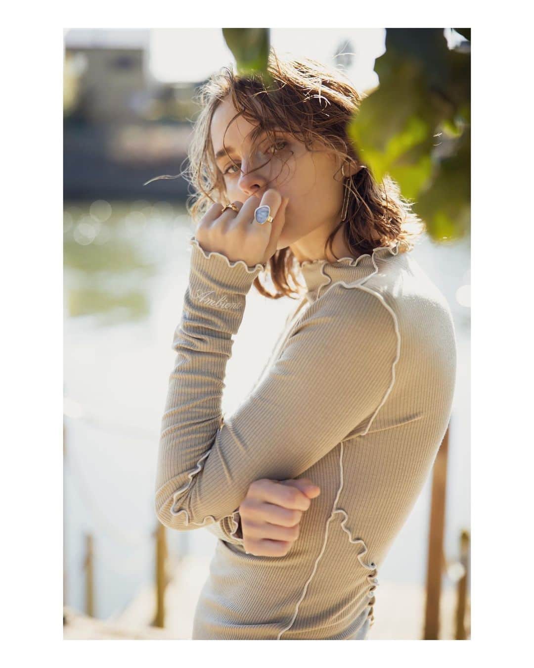 デュラスアンビエントのインスタグラム：「AMBIENT SPRING 2021 COLLECTION メロウデザインが洒落感たっぷり。 ぴたっとストレスフリーにフィットする、伸びの良い柔らかなリブカットソーには手首にAmbientの刺繍を入れてオリジナルのエッセンスを  ▫️ 𝗧𝗲𝗹𝗲𝗰𝗼 𝗺𝗲𝗹𝗹𝗼𝘄 𝗺𝗼𝗰𝗸-𝗻𝗲𝗰𝗸 𝗹𝗼𝗻𝗴 𝘀𝗹𝗲𝗲𝘃𝗲 𝗧-𝘀𝗵𝗶𝗿𝘁 【3月上旬発売予定】 〈White,Ivory,Green,Blue〉  ＿＿＿＿＿＿＿＿＿＿＿＿＿＿＿＿＿＿＿＿ www.ambient-online.com @ambientofficial #アンビエント#ambient_official #springcollection #spring2021」