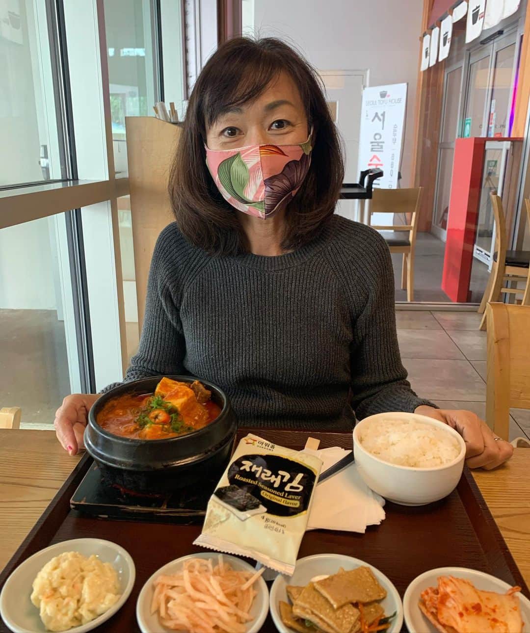 飯島寛子さんのインスタグラム写真 - (飯島寛子Instagram)「逆流性食道炎の控えた方がいい食事に辛いものがあります。 だけど今日は涼しいハワイだからいいよねー スンドゥブ @seoul_tofu_waikiki  #スンドゥブ　#ハワイ暮らし」2月6日 14時48分 - hirokoiijima