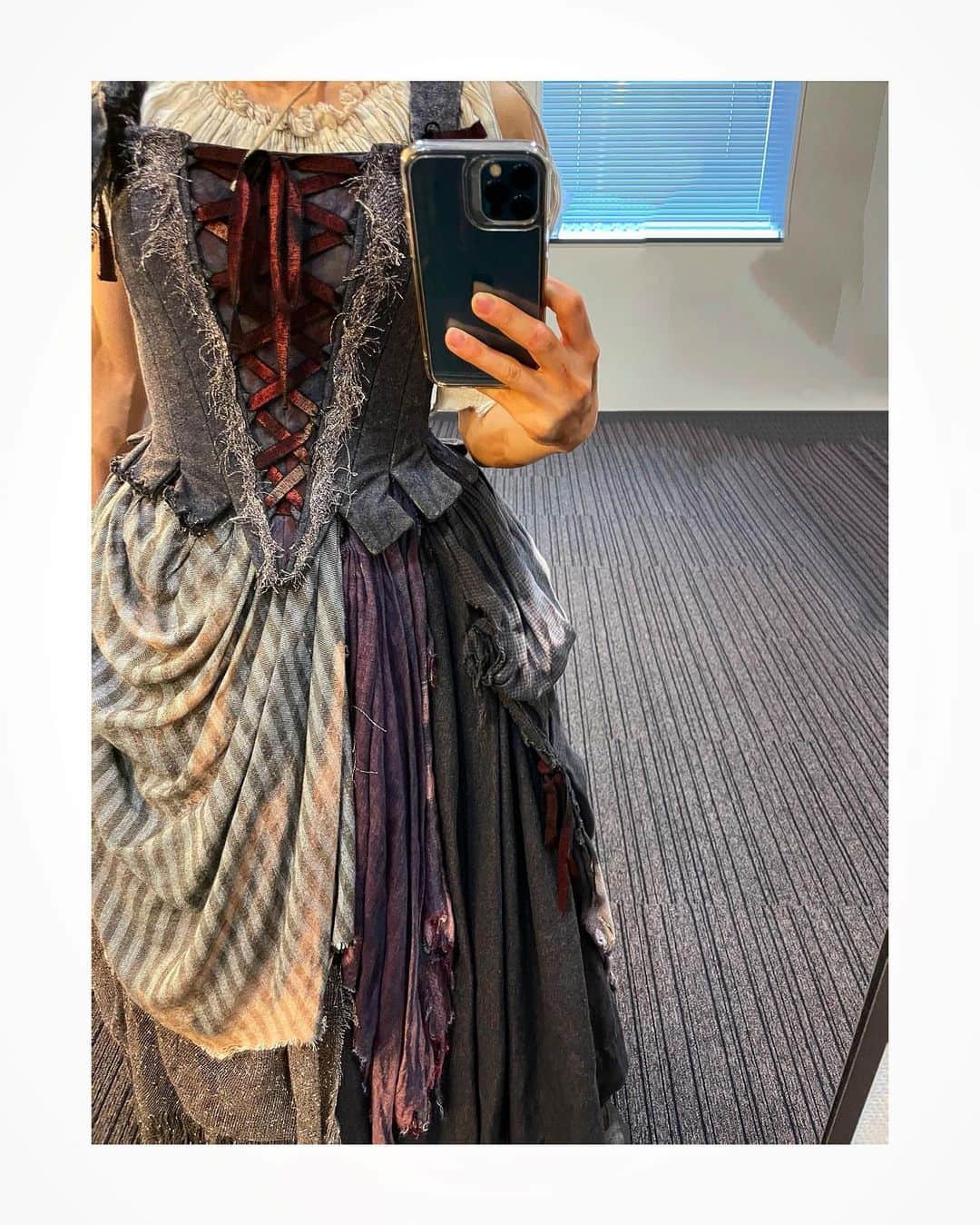昆夏美のインスタグラム：「. おしゃぼろ。 (オシャレなボロ) 色々な布が使われていて ボロなのに可愛いのよー！ さあ、今日もいってきます。 . ご観劇される予定の皆様 MAの世界を楽しんでいただけますように。 劇場に来られない方々もいらっしゃると思います。 皆様の想いも決して忘れておりません。 . 皆様に感謝をし、 今日もこれからも舞台に立ってきます！ . #シアターオーブ #マリーアントワネット #MA #マルグリット」