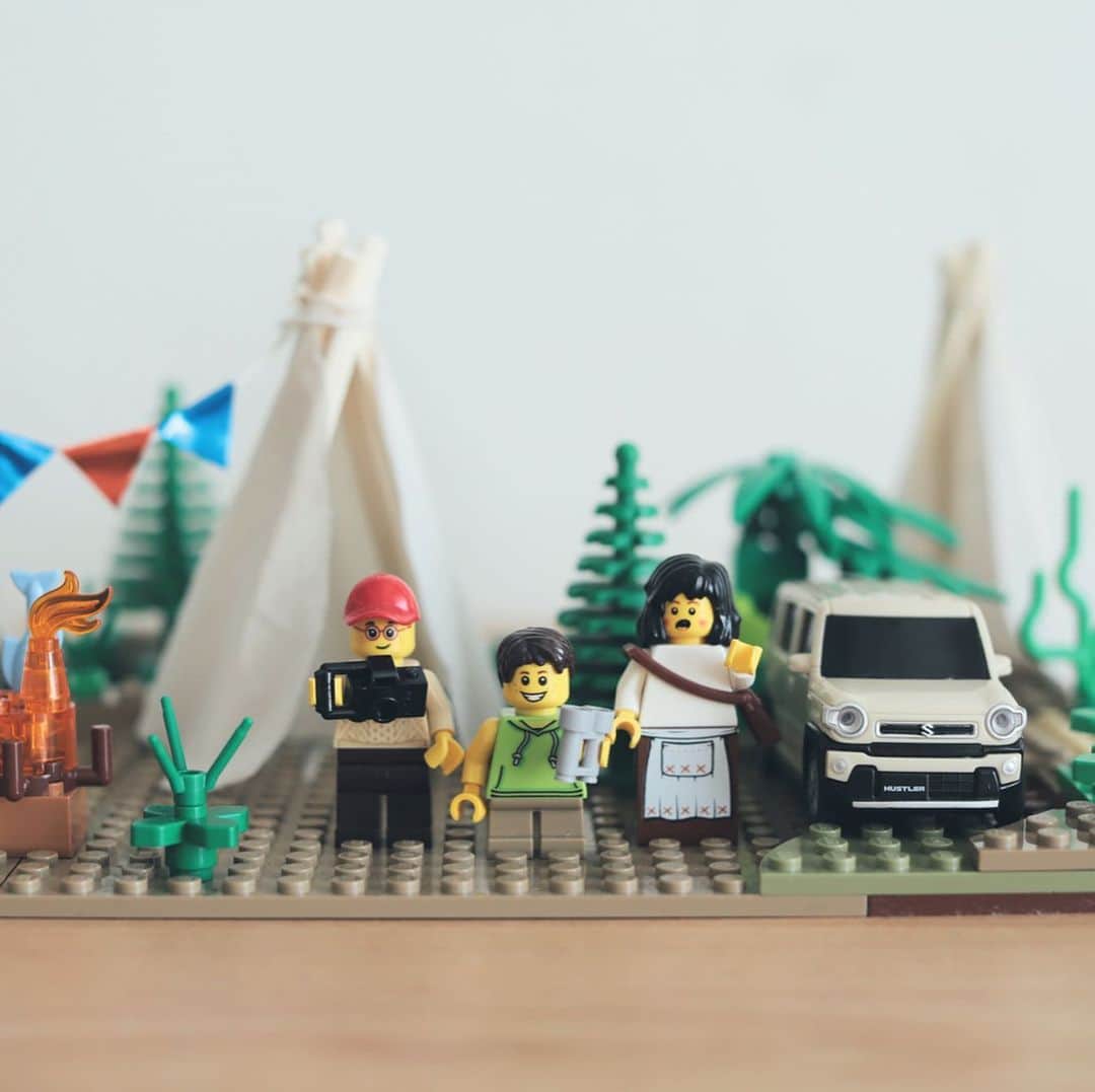 きなこのインスタグラム：「レゴでおうちキャンプ🏕 しばらくはまだ行けなさそうなキャンプへの想いを募らせ、持ってるレゴパーツを組み合わせてキャンプ場を作って妄想あそび。レゴのミニフィグにぴったりサイズのティピーテントを割り箸と布のはぎれで作ってみました♩息子はお気に入りの人形を使って、いろんなストーリーでごっこ遊びを楽しんでます🦖  そんな息子、先日突然「◯◯ちゃんとけっこんするの」と言い出してびっくり。あんなにかーちゃんとずっと一緒にいるって言ってた子が〜！園のお友達から、大きくなったら結婚しよう！って言われたから、結婚することにしたらしい（純粋）。「うまれた子どもにはこのおもちゃをあげよう。あそび方わかるかな。おしえてあげなきゃなぁ🤔」と言ったり、息子の中で具体的な妄想が止まりません。とーちゃんみたいに、家族想いのやさしいお父さんになってね👦  割り箸ミニテントの作り方、ブログに載せてます🏕 blog→ @kinako_710  （プロフィールのリンクから見られます☺︎）」