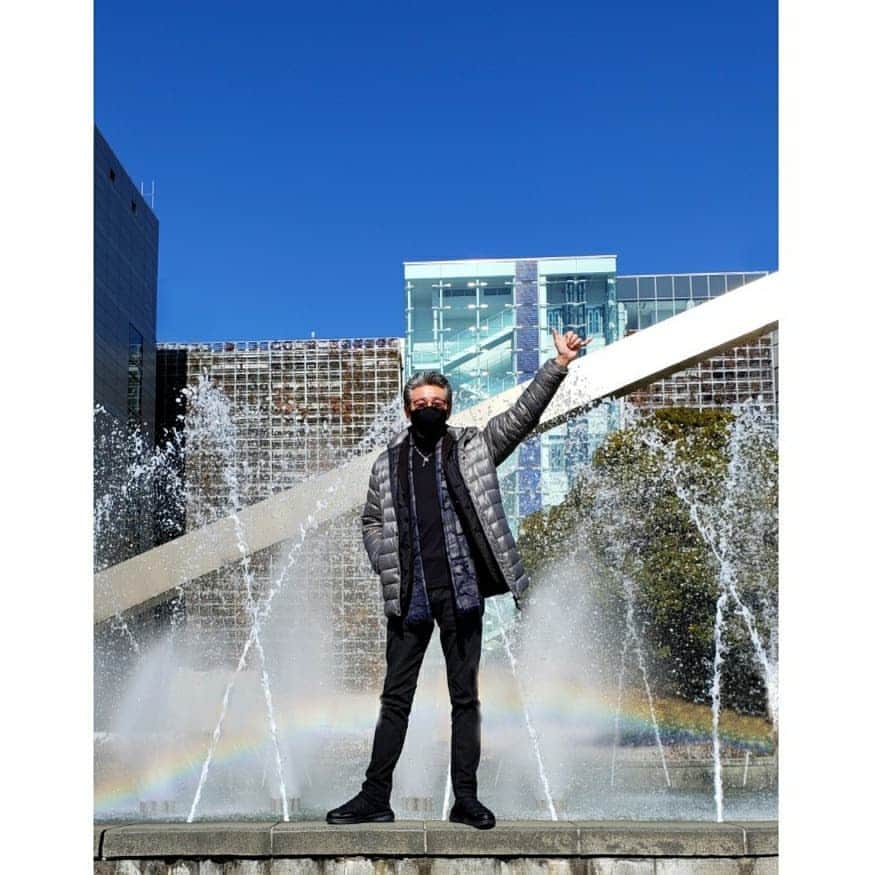 布川敏和さんのインスタグラム写真 - (布川敏和Instagram)「皆さん、日々是好日サタデー(^o^)/  今日は 青空 イイ天気～🌈🌞  仕事の合間に, 噴水の前で～📱✨  皆さん, Happyな 週末を～(^o^)/ . #布川敏和」2月6日 14時53分 - fukawatoshikazu