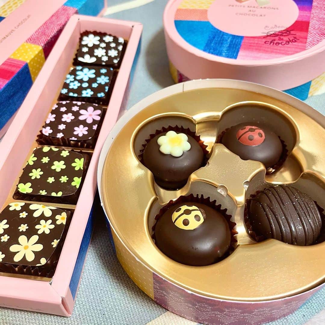 のインスタグラム：「#ブールミッシュ のバレンタインチョコ🍫  マカロンがチョコレートで包まれているプティマカロン・ショコラとマシュマロを包んでいるギモーヴ・ショコラ💐  てんとう虫とかお花が可愛すぎる😍 各柄味も違って、アプリコットやライムなど、、どれも美味しい💕  全国の店舗または通販でも購入できます✨ バレンタインまであと1週間なのでチェックしてみてね💓  @boulmich_official   #ブールミッシュ#ブールミッシュ公式アンバサダー#ブールミッシュ銀座本店#バレンタインチョコ#バレンタイン#マカロン#マシュマロ#スイーツ好きな人と繋がりたい#甘党女子」