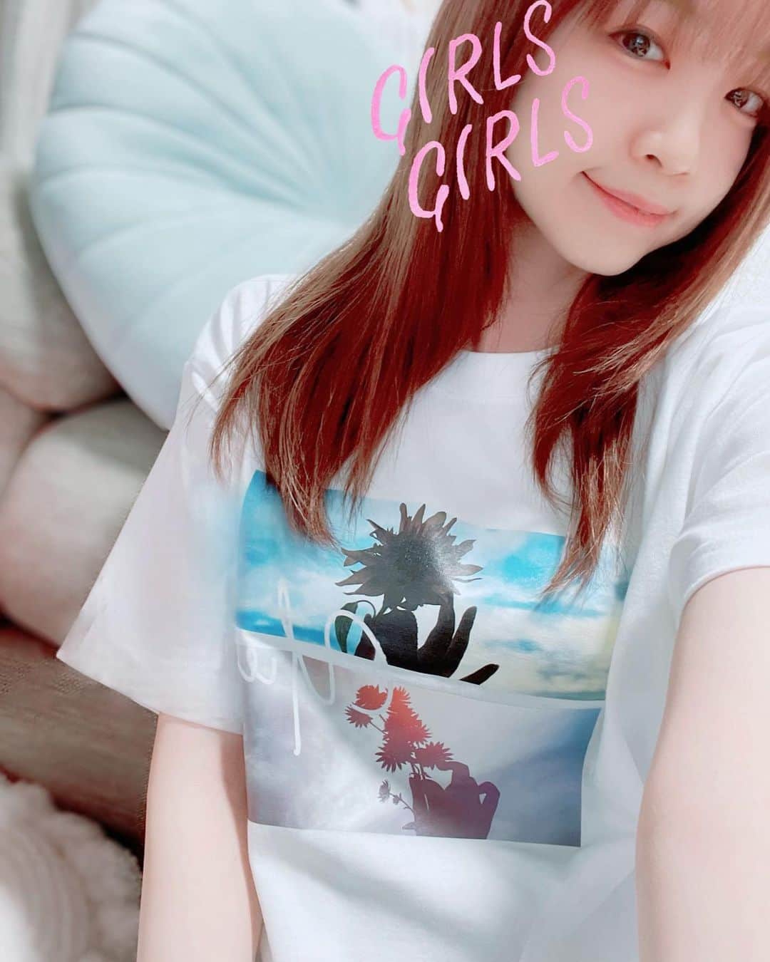 諏訪彩花のインスタグラム：「郁原ゆうちゃんがLIVERTINEAGEさんとコラボしてデザインしたTシャツ貰っちゃた😍💖🌈うれしーーー！！！かわいーー！！オシャ♡ このプリントの写真、ゆうちゃんが撮ったやつなんだって！どうりで指が綺麗なわけだ…💅 加工とか花言葉とかも全部自分でこだわって決めて作ったものらしいよ🌻📷 すごい&センス良すぎ…😭 春夏も大活躍しそう〜✨✨ ありがとう💖💖💖 #郁原ゆう　#LIVERTINEAGE」