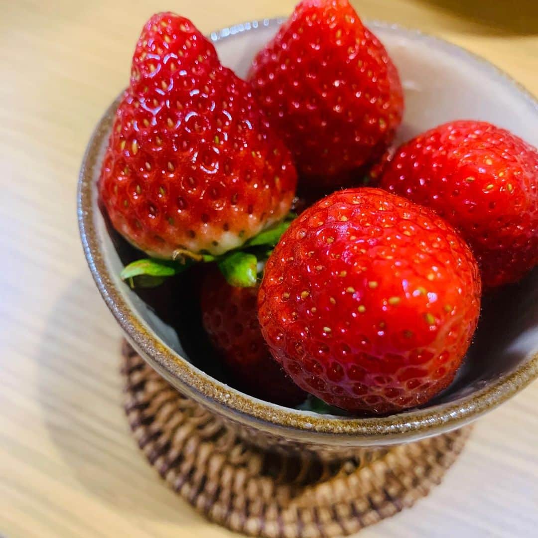 新垣泉子のインスタグラム：「ビタミン補給☆  #やっぱりいちごが好き #あまおう #さすが甘い #ビタミン補給 #ささやかな喜び #小さい頃の夢はケーキ屋さん #いちごのショートケーキを作りたかった #tnc #アナウンサー」