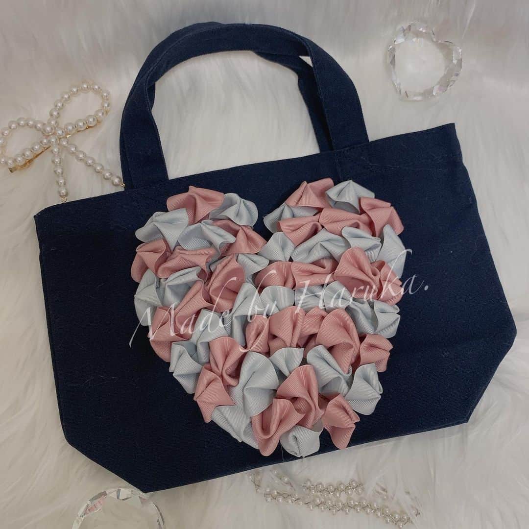 のインスタグラム：「▶︎◀︎ Heart ver.   こちら　springheartbybonmoment  のレッスン講師・販売ライセンスの取得をしました♡  #リボン講師 #可愛いを広めたい  #springheartbybonmoment   #大人の習い事 #リボン教室 #ハンドメイド #レッスン講師 #販売 #ライセンス取得 #資格 #習い事 #リボンバック  #ミニトート #デコトートバック  #onedayless  #onedaylesson  #大人女子  #Heart #いくつになってもかわいいものが好き  #可愛いは作れる  #きゅるるん #小原春香」