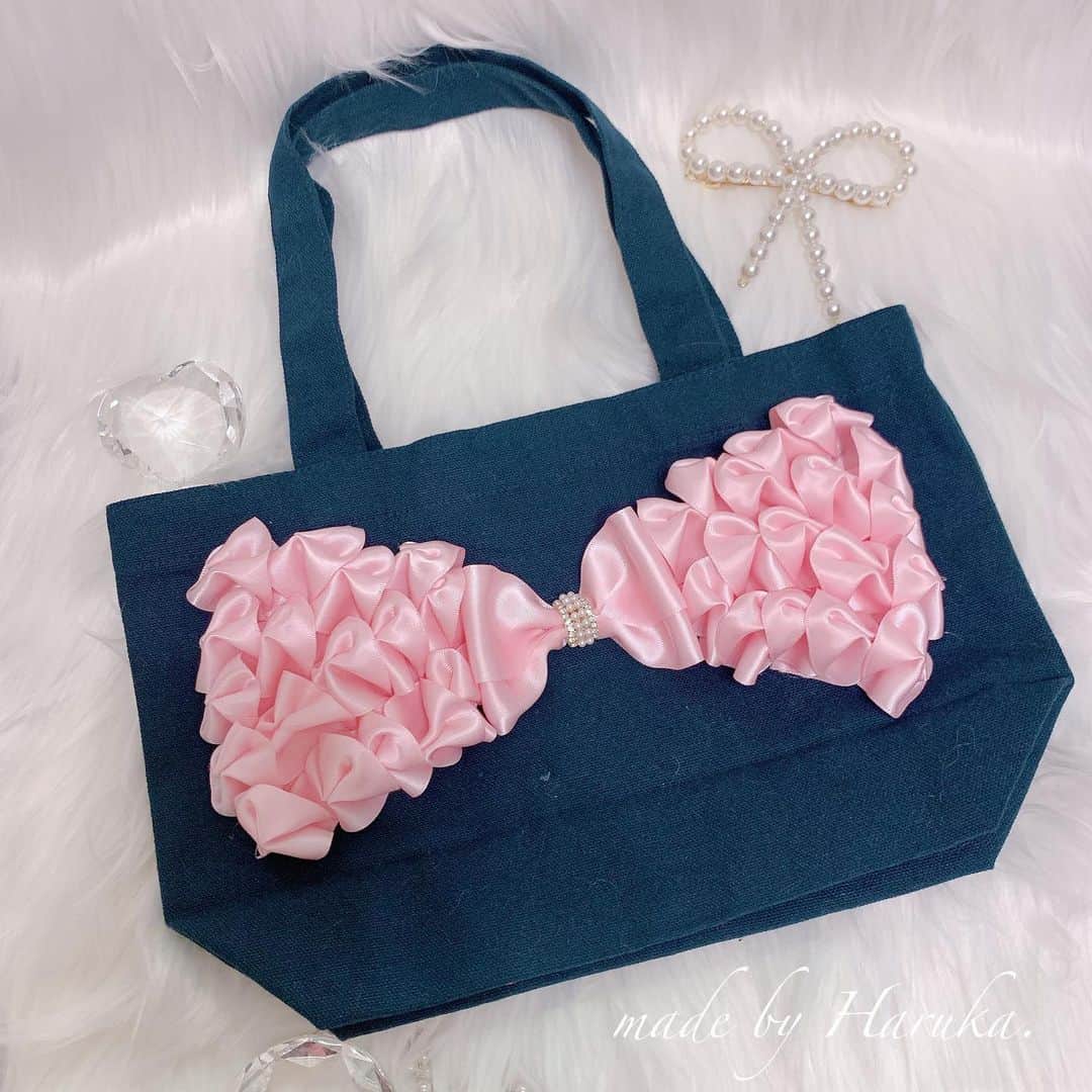 のインスタグラム：「▶︎◀︎  リボンver.  #リボン講師 #大人の習い事 #リボン教室 #ハンドメイド #レッスン講師 #販売　#ライセンス取得　#資格　#習い事 #springheartbybonmoment #リボンバック  #ミニトート #デコトートバック  #onedayless  #onedaylesson  #大人女子  #Heart #可愛いを広めたい #いくつになってもかわいいものが好き  #可愛いは作れる  #きゅるるん #小原春香  ＊レッスン・販売ご希望の方は、リボンタイプではなく、 　　springheartbybonmoment❤︎受講して頂きます！」