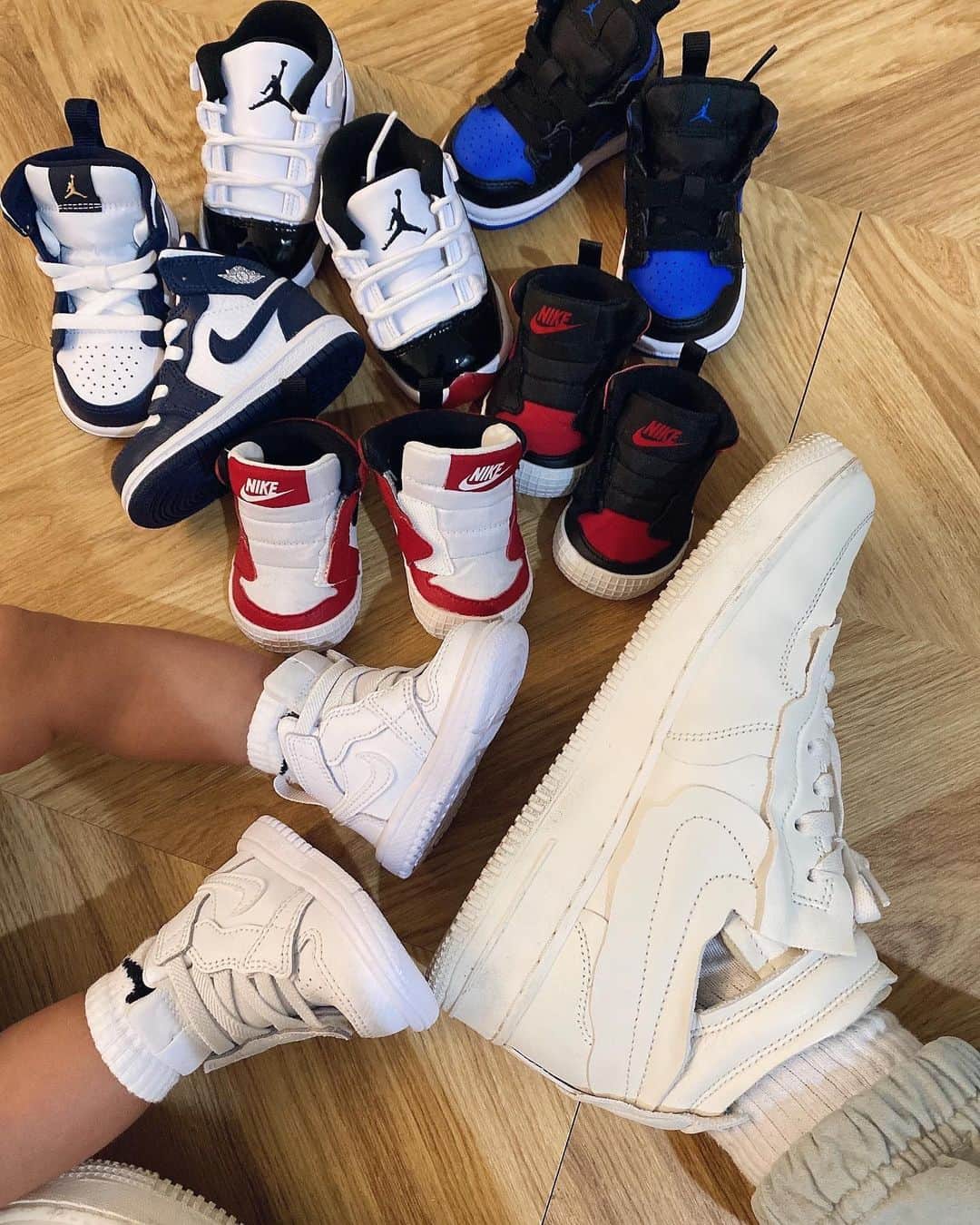 megbabyのインスタグラム：「お散歩デート👩‍👦👟🤍  #スニーカーだけでもお揃いにしてとにかくラブラブでいたい #抱っこ紐で歩きすぎてママだけ汗だく #メリたんは爆睡👶🏻」