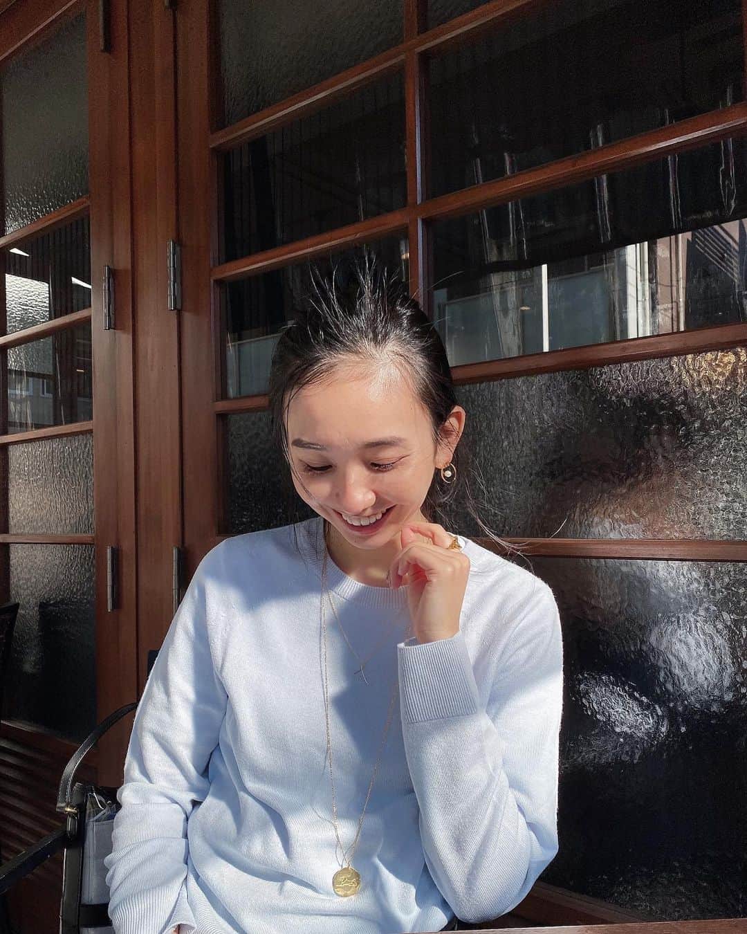 鈴木詩織のインスタグラム：「春カラーのニットをチョイス💙  柔らかい着心地でクルーネックの開き具合もちょうどいい😉白Tとレイヤードしてみました！  ニットは @bananarepublic_jp のMerino Crew neckだよ。きめ細かい編み目で綺麗め見えするのでボトムスが合わせやすい❣️  ニットだけど家で洗えるウォッシャブル機能を兼ね備えていて、サスティナブルな背景に基づいた素材で作られていることもいいですよね🌏  ブラックデニムと合わせてみたけど、スウェットパンツに合わせたりするのもしてみたいな〜  ﻿ ﻿  #コーデ部#コーデ日記#162cmコーデ#bananarepublic#ニットコーデ#春カラー#春コーデ#itsbanana#バナリパ#バナナリパブリック#サステナブル#BetterRepublic#プチプラコーデ#merinocrewneck」