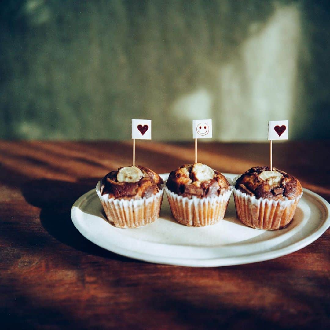 のインスタグラム：「❤︎ ☺︎ ❤︎  本日のおやつはANDERSENの チョコバナナマフィン ショコラとバナナケーキケーキ生地に 生のバナナとチョコレートのトッピング バナナとチョコの組み合わせ 最高に美味しいよね  チョコもバナナも好きなTさんには チョコレートデニッシュも添えて スペシャルに◎ valentine も近いので 手作りのフラッグと ミニカードを添えました  感謝の気持ちを口にしたり 手紙を書いたり これからも忘れずに 日々、笑顔で楽しくね ☺︎ Keep smiling!  2月限定の チョコバナナマフィンと チョコレートデニッシュ valentine dayにぜひ ❤︎  1枚目はfilm camera Rolleiflex 2.3枚目はSonyα7iii どちらもCarl Zeiss lens  #rolleilife #miki_life #miki_home #valentine #ANDERSEN @andersen_official_jp」