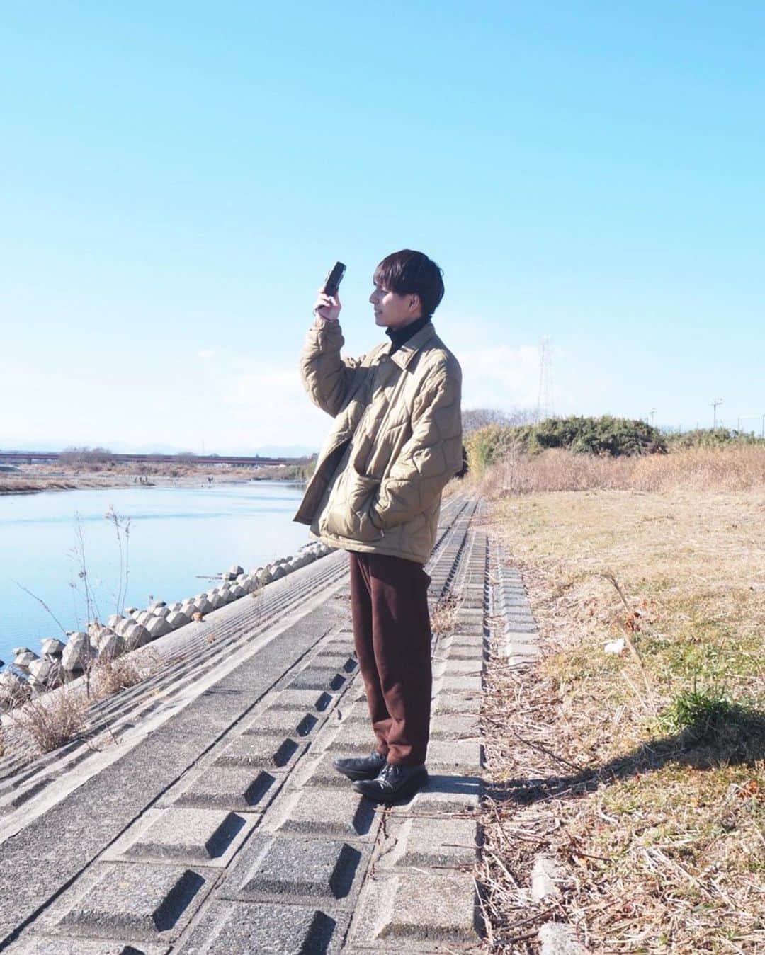 Hayato Sagawaさんのインスタグラム写真 - (Hayato SagawaInstagram)「春だ。って思った  河川敷でカメラもって、音楽を流してぷらぷらするだけ。ただそれだけ。👌🏻 早く現像がしたいけど、残り33枚。笑(ハーフカメラあるある)  #film #filmcamera  #ハーフカメラ #河川敷 #二子玉川 #二子玉川カフェ  #olympuspenef #春」2月6日 15時19分 - sagawa_hayato