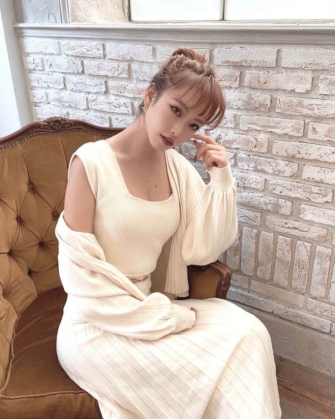木田絵里香のインスタグラム：「. インスタライブでも紹介したワンピースはカーデと一緒に着たらもっとかわいい😊✨ . カラーも全部可愛いのでチェックしてね❤︎ . 前にUPした記事にピンクも載せてます🙋🏽‍♀️ . #カーデ#ニット#セットアップ#コーデ#ベルト#リゼクシー#ニットカーデ」