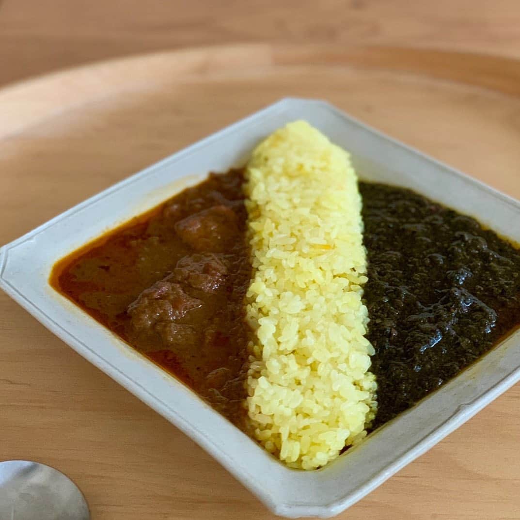 OKAのインスタグラム：「吉祥寺ピワンの取り寄せカレー2種盛り。お店のような丸い深皿が無かったので四角で。  #黒胡麻坦々キーマカレー #ど海老カレー  #piwang」