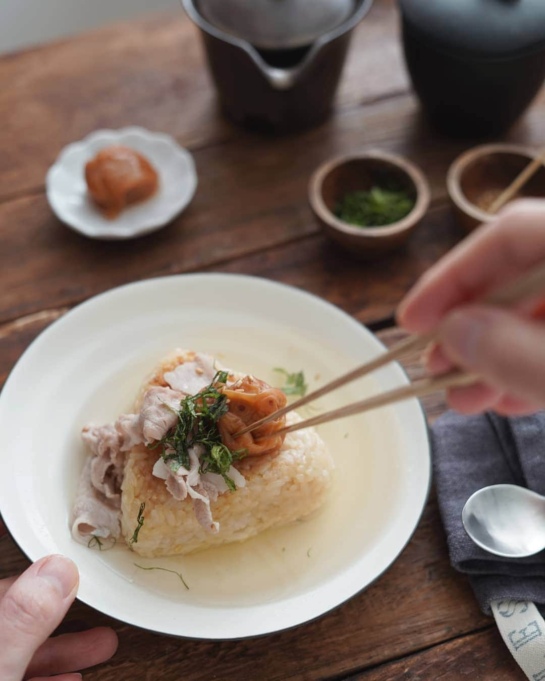 栁川かおりのインスタグラム：「『焼おにぎりのだし茶漬け。』  焼おにぎりに白だしで。  わざわざ焼かなくてもって 作る前は思っていたけど 作ってみたら わざわざに納得。 それ以来すっかり我が家の定番です。  🍴焼おにぎりの出汁茶漬け NadiaレシピID:402473 ↓ https://oceans-nadia.com/user/11285/recipe/402473  #Nadiaレシピ #Nadiaartist #ヤマキタイアップ」