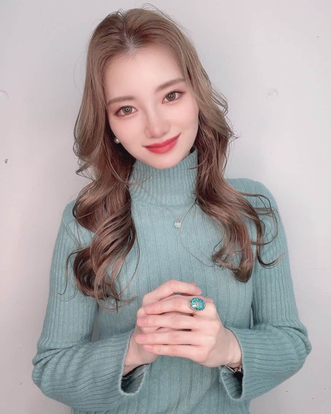 金子実加のインスタグラム：「毎月の髪の毛のメンテナンス✨ 最近のブルー熱すごい❤️ ハマったら、とことん愛してしまいます。笑 このポーズは、なんでしょうか🤣笑 . . Love is the greatest refreshment in life. 愛とは人生で最もすばらしい生きる力である。 Pablo Picasso パブロ・ピカソ . . . . . #ハイトーン　#髪色　#haircolor #hairstyle #巻き髪　#ヨシンモリ #立ち上げ前髪 #ベージュ　#ティファニーブルー　#blue #tiffanyandco #cartiertank #chanel #louisvuitton #アクセサリー」