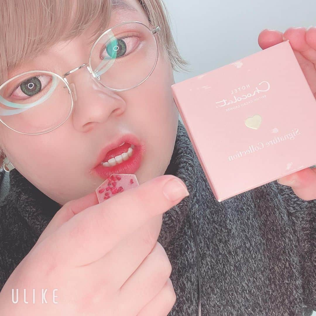 コバにゃんさんのインスタグラム写真 - (コバにゃんInstagram)「【Hotel chocolate】  お友達からチョコレートいただきました🍫 口溶け最高だし量も適量。そして可愛い。 これからバレンタインに皆様いかがでしょうか？😊  私は恋人居ませんけど^_^💦ｱｾｱｾ  #吹奏楽 #吹奏楽部 #吹奏楽部さんと繋がりたい #吹奏楽コンクール #音楽 #チョコレート #チョコレート研究所 #チョコレート好きな人と繋がりたい #hotelchocolate #ホテルチョコレート #バレンタイン #バレンタインチョコ #バレンタインデー🍫 ##バレンタインデー #彼氏募集中です #イケメンと出会いたい #lgbt #デブ専 #求む」2月6日 15時29分 - kobanyan_official