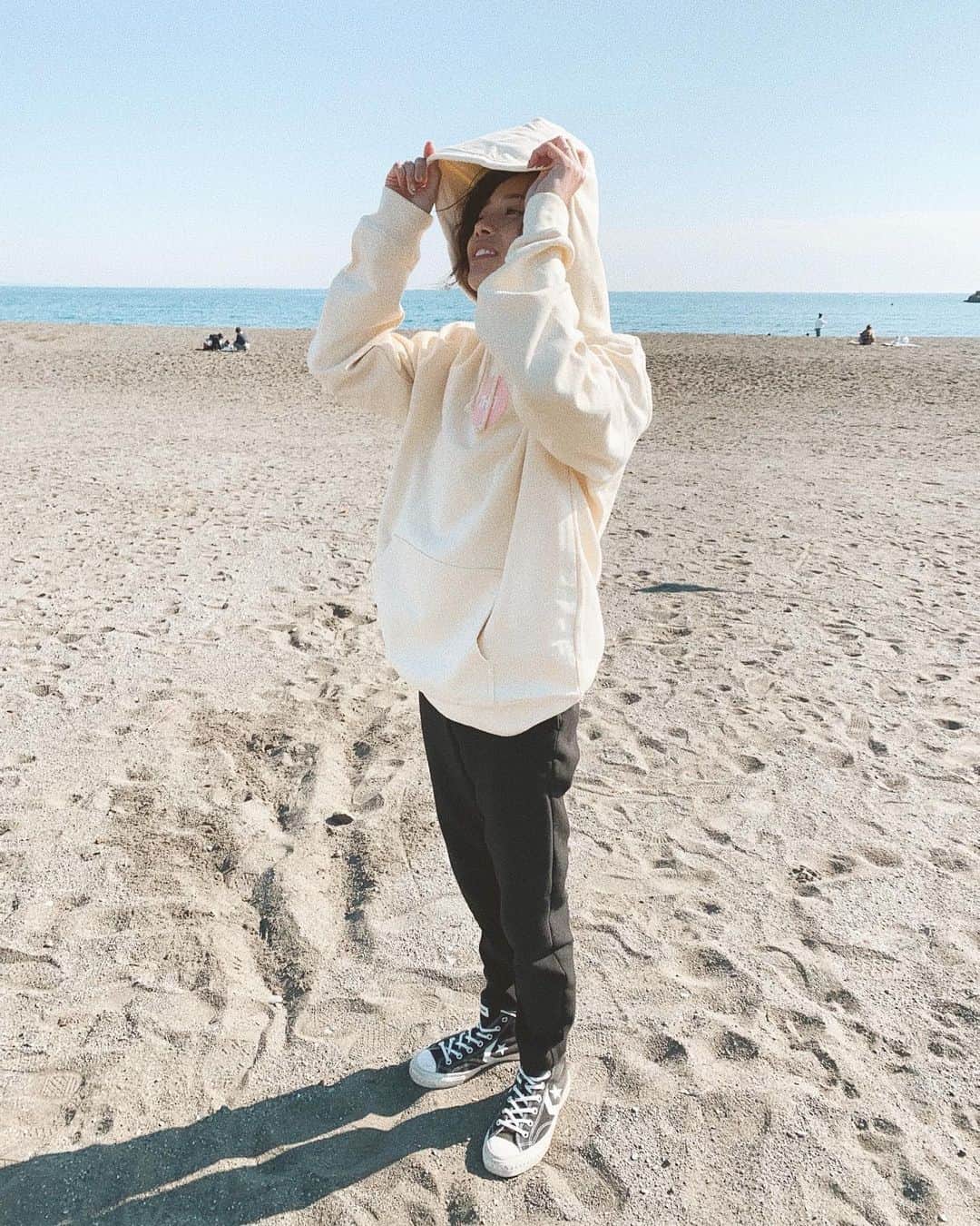 馬詰まほのインスタグラム：「The day!!! ✌🏾 今日は海日和すぎて午前中ひぃ連れて友達とさくっと海に🌊 Thank you ☻✨ @kohei_kaneko_k2」