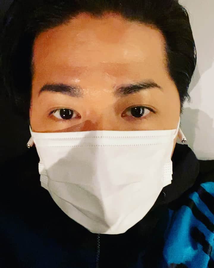 山崎裕太のインスタグラム：「あと2回〜 ずっと木箱に座ってると ケツと腰と背中が死ぬ」