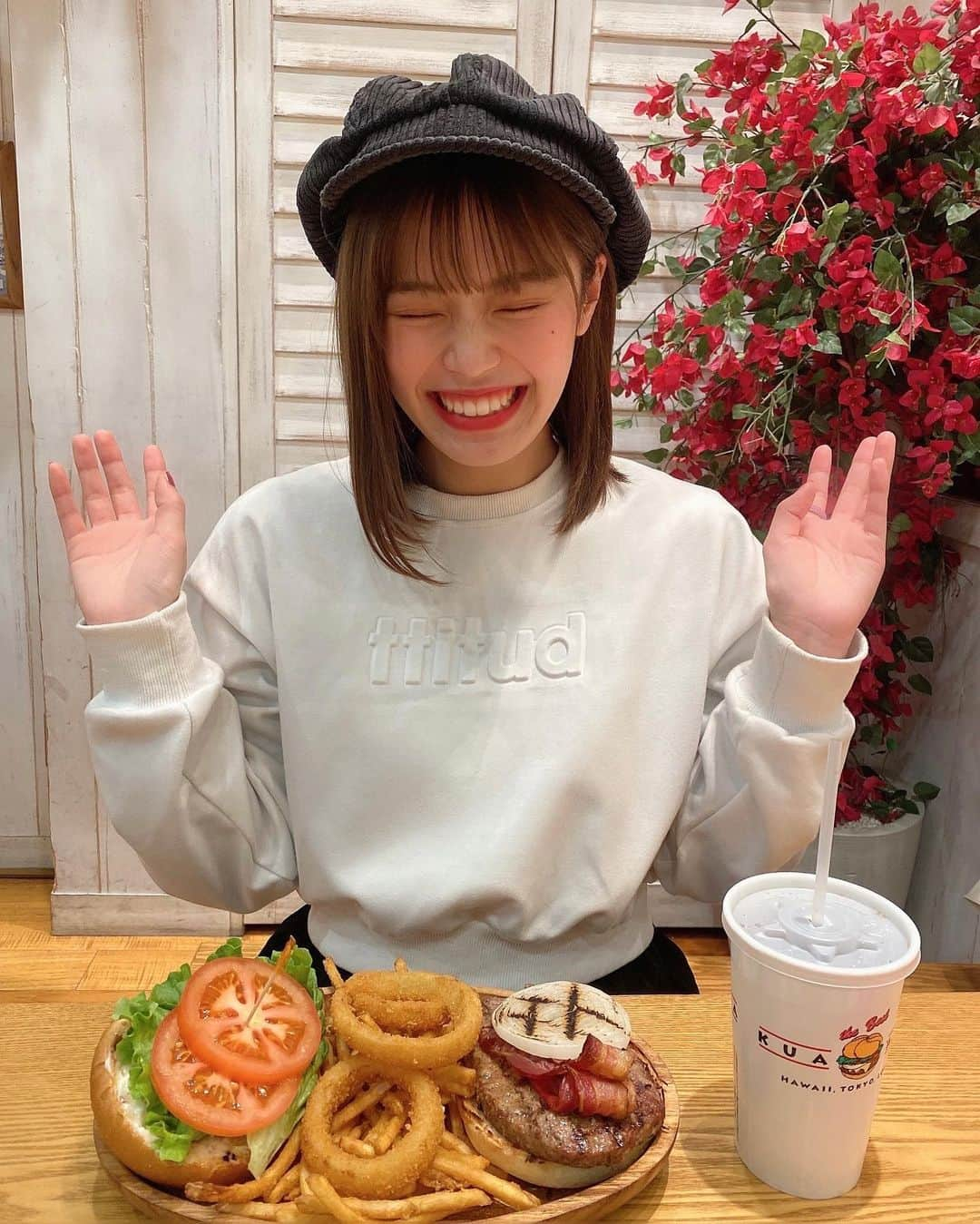 林茜実里さんのインスタグラム写真 - (林茜実里Instagram)「前にハンバーガー屋でアルバイトしてからハンバーガー大好きになったんだよね🍔  ベーコンとアボカドのってるハンバーガー特にｽｷｯｯｯｯ！！笑  玉ねぎは絶対欠かせない。。🤣 #ハンバーガー #kuaaina #クアアイナ」2月6日 15時39分 - amirihayashi_pimms