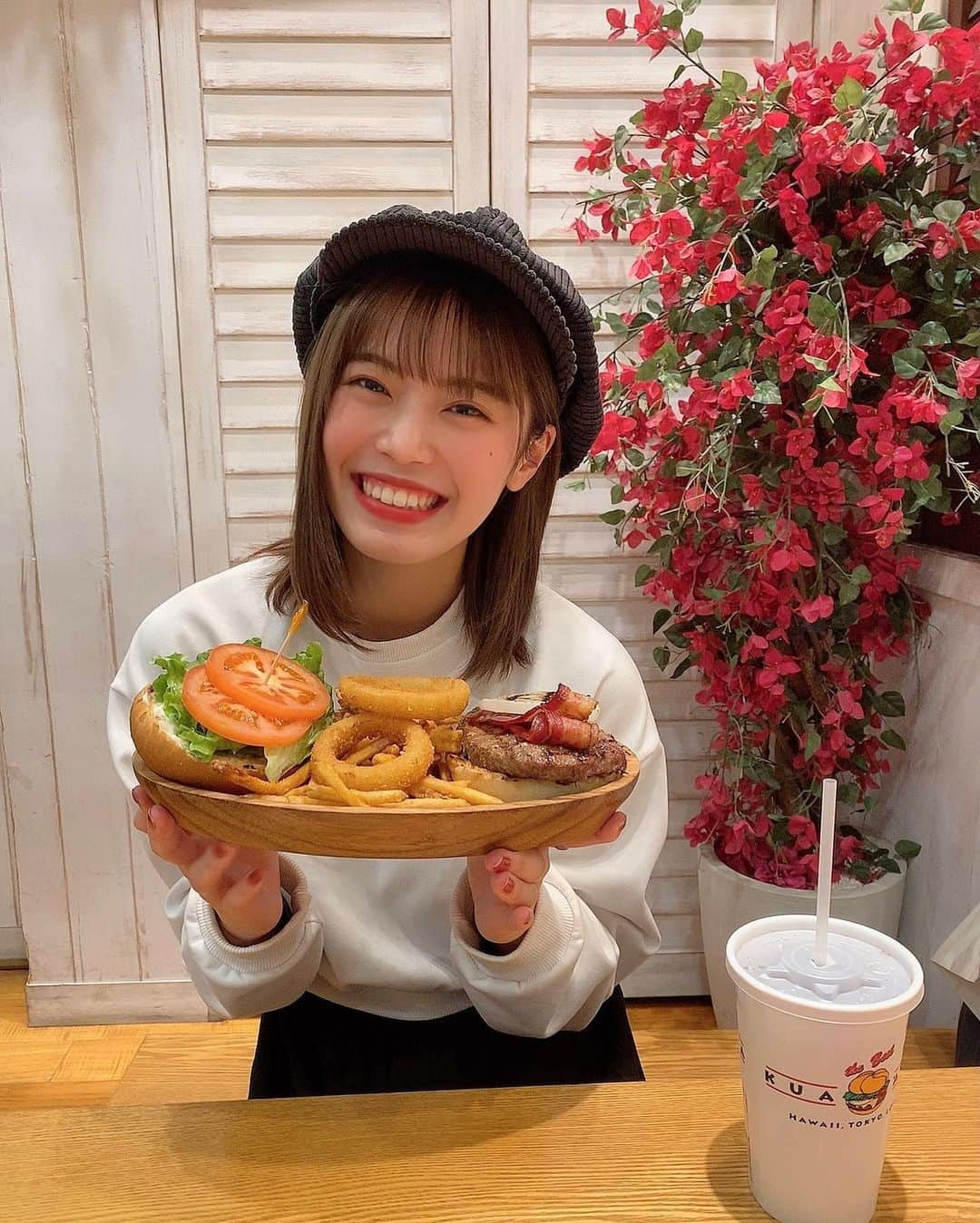 林茜実里さんのインスタグラム写真 - (林茜実里Instagram)「前にハンバーガー屋でアルバイトしてからハンバーガー大好きになったんだよね🍔  ベーコンとアボカドのってるハンバーガー特にｽｷｯｯｯｯ！！笑  玉ねぎは絶対欠かせない。。🤣 #ハンバーガー #kuaaina #クアアイナ」2月6日 15時39分 - amirihayashi_pimms