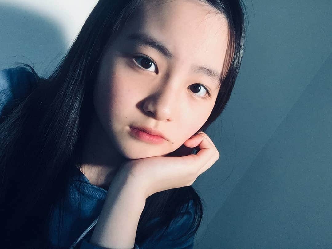 丸本凛のインスタグラム：「口笛練習しているのですが音程取るのがなかなか難しいです😖😗 #口笛#難しい#練習練習#おでこ#おでこ出し#おでこ広い#運気アップ#中学3年生#15歳」