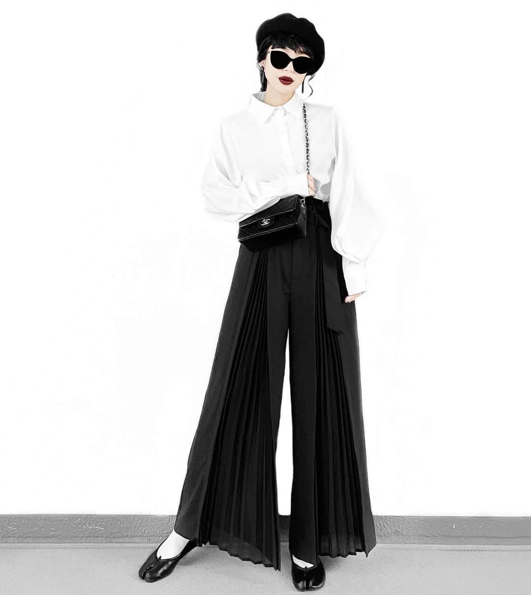lve_xxxxのインスタグラム：「.﻿ .﻿ ⚫️⚪️﻿ ﻿ 可愛すぎて事件🚨の←﻿ ｵｽｽﾒ過ぎるｼｬﾂの別ｺｰﾃﾞ﻿ ﻿ (あと1ｺｰﾃﾞあります😂)﻿ ﻿ ◾️ʙᴀʟʟᴏᴏɴ ꜱʟᴇᴇᴠᴇ ꜱʜɪʀᴛ﻿ ʙʟᴀᴄᴋ / ᴡʜɪᴛᴇ﻿ 　﻿ 現在 ᴘʀᴇ ᴏʀᴅᴇʀ 中の﻿ ʟᴠᴇᴜ. ᴏʀɪɢɪɴᴀʟ ꜱᴇᴛ ᴜᴘ 合わせ☺︎﻿ ﻿ ᴛᴀɪʟᴏʀᴇᴅ ᴊᴀᴄᴋᴇᴛ ×﻿ ʜɪɢʜ ᴡᴀɪꜱᴛ ᴡɪᴅᴇ ᴘʟᴇᴀᴛᴇᴅ ᴘᴀɴᴛs﻿ 2点ｾｯﾄで着用しております。﻿ ﻿ 予約期間中 ¥𝟤,𝟫𝟢𝟢- ᴏꜰꜰ ‼️も﻿ お🉐になるります✌️😍﻿ ﻿ ｶｯﾁﾘ系でも他と差をつけられる﻿ ｼｬﾂとｾｯﾄｱｯﾌﾟ！﻿ ﻿ うん、わたし好み過ぎる🖤笑﻿ ﻿ ﾌｫｰﾏﾙとかでも場所によっては﻿ 着られるｺｰﾃﾞかと☝️✧ (個人的感想)﻿ ﻿ ﻿ －－－－－－－－－－－－－－－－－－﻿ ﻿ その他ｺｰﾃﾞｱｲﾃﾑ詳細は﻿ WEARをご覧くださいませ。﻿ ﻿ WEAR ： lvexxxx ﻿ 💻 https://wear.jp/sp/lvexxxx/﻿ ﻿ －－－－－－－－－－－－－－－－－－﻿ ﻿ ﻿」