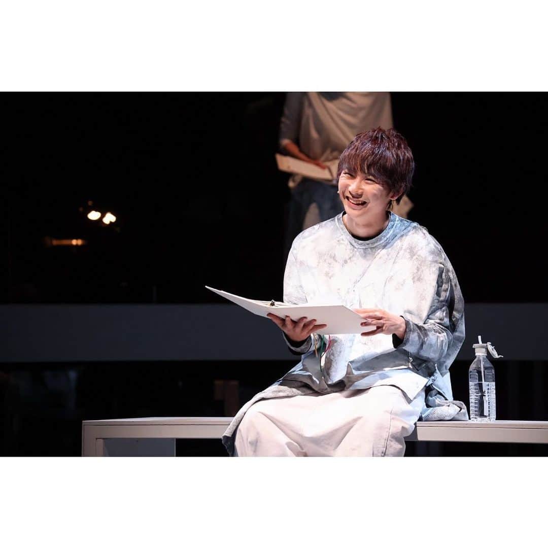 須賀健太のインスタグラム：「朗読劇『#ある朝殺人犯になっていた』 昼公演無事に終了致しました！ 生配信でご覧くださった皆様もありがとうございました！ 夜公演は大輝くん佐江さん千穐楽！ 早いなぁ〜！😳 そして音声ガイド付き公演です！ 18時からU-NEXTで生配信！ ぜひぜひ！！ ストーリー載せますー！」