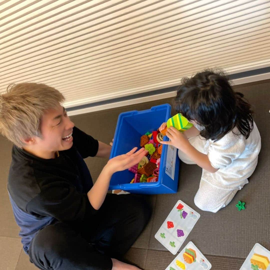 田村淳のインスタグラム：「仕事行く前に一回だけブロックで遊んでと…ブロックでアイスクリームを作る事に^_^僕がお客さんの役でしたが、店員さんがアイス食べてしまいました。そっちが食べるんかい！とツッコミ入れたらお会計は1円にしときます！と…いや金取るんかい！最近ボケます^_^ 2枚目の写真は、仕事行かないでと懇願されてるところ…後ろ髪引かれるわー^_^」