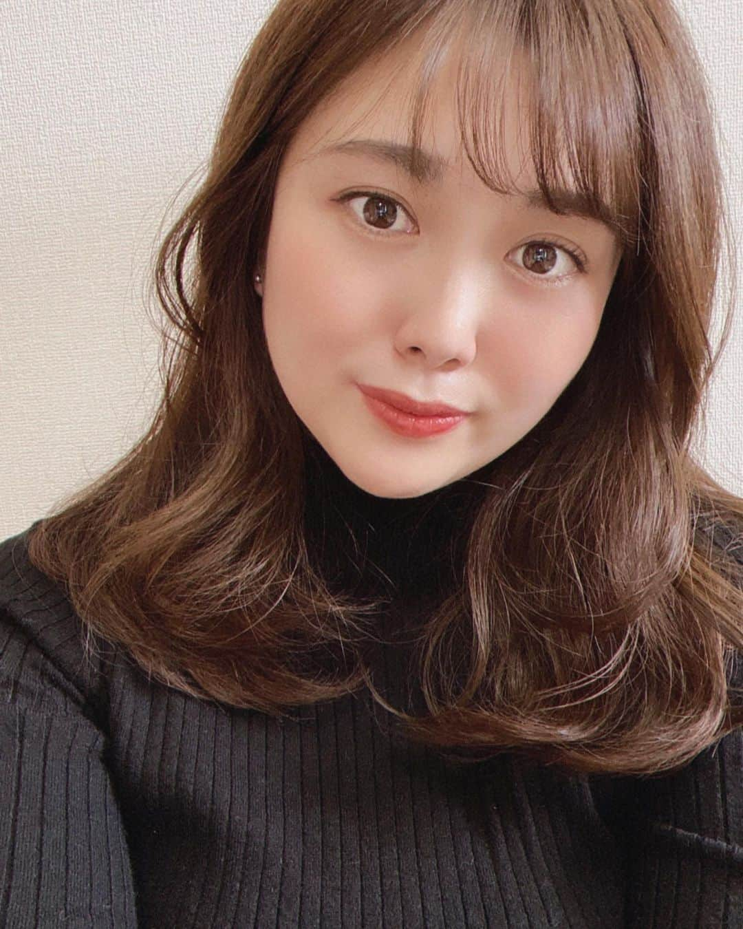 鹿野未涼のインスタグラム：「. 今年初カラー💇‍♀️  今回は少しだけラベンダー色を入れて 赤みのある感じです🍫  トリートメントもしてもらったので 髪の毛がサラサラになって 気分があがります☺️  皆様も素敵な週末を…💐  #休日 #メンテナンス #ヘアカット #前髪カット  #ヘアカラー #ラテカラー #チョコレートブラウン  #アッシュカラー  #美容day #hair #hairstyle  #haircolor #newcolor」