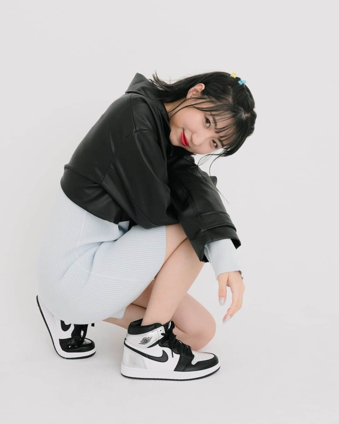 のインスタグラム：「. W AIR JORDAN 1 HIGH OG 2/12(FRI)/W AIR JORDAN LOW SE 2/19 (FRI)限定発売いたします✨  デビューから35周年のメモリアルイヤーを迎えた"AIR JORDAN 1(エアジョーダン1)"。今回発売するAIR JORDAN1はモノトーンをベースにトゥボックスやヒールには艶やかなシルバーが輝くのが特徴✨🌈  今回atmos pinkでは、MODELの畠山千明、ARTISTのeill、DANCERのMONAの3名を起用しファッショニスタからも欠かせないアイテムとなっているAIR JORDAN 1を着用したDIGITAL CATALOGをお届けいたします！！ ぜひ、各カテゴリーを代表する3名の個性あふれるコーディネートをお楽しみください♡ 　　  ※W AIR JORDAN 1 HIGH OGはSNKRS アプリとATMOS PINK/X-GIRLの販路限定 ※W AIR JORDAN LOW SEはNIKEアプリ、NIKE.COMとATMOS PINK/X-GIRLの販路限定 　　 　　　 　　　 　　　　　 　　 　　　　 　　　 　　  #atmos#atmospink#アトモス#アトモスピンク#スニーカー#スニーカー女子 #nike#airjordan#aj1#nikesneakers#nikeshoes #nikejordan#ナイキ#ナイキスニーカー#ナイキコーデ#スニーカーズ#スニーカーショップ#スニーカースタイル#ストリートコーデ#ストリートテイスト#カジュアルコーデ#原宿#eill #キャットストリート#新作スニーカー#ナイキシューズ#aj1mid#aj1low#ジョーダン女子#ストリートスタイル」