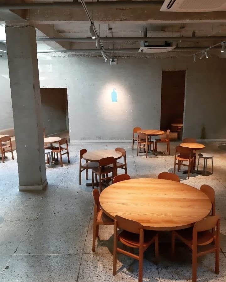 阿部美穂子さんのインスタグラム写真 - (阿部美穂子Instagram)「Bluebottlecoffee in Seoul   #성수동카페 #ソウル ソンスドン#coffeelover #💙」2月6日 15時54分 - miiko904