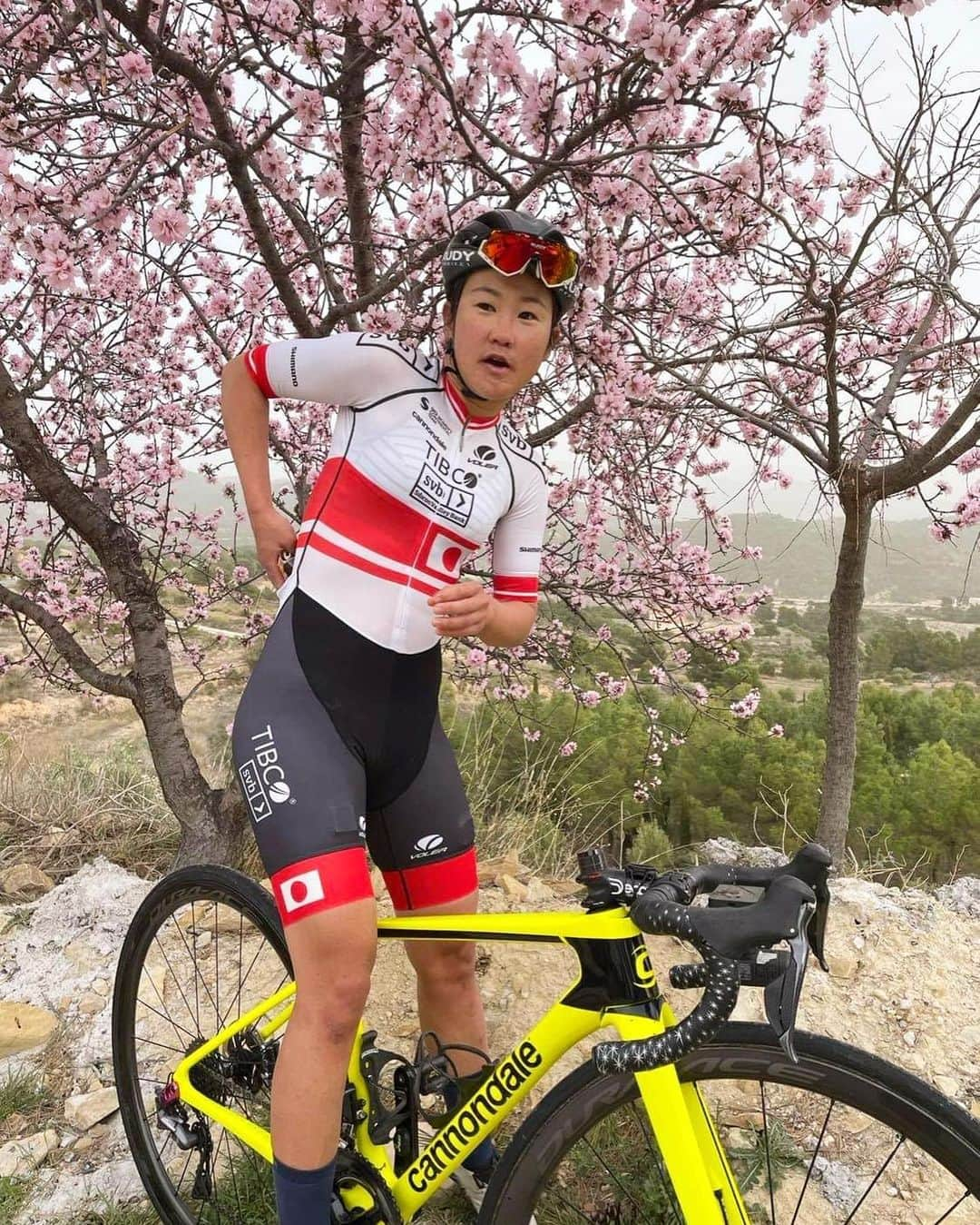 與那嶺恵理さんのインスタグラム写真 - (與那嶺恵理Instagram)「FEED🍪first, FLOWER🌸second 😜 . . It’s me just after training session 😜 eating protein cookies 🍪 @atarimaeda.cracker 😋 #hanayoridango #花より団子　 . . These days, blooming Almond flowers looks like #sakura 🌸here. enjoyed to see these pretty flowers 🌸#hanami #お花見　 . . #今日のエリさん　#teamtibcosiliconvalleybank #rudyproject #rideshimano #ridecannondale #cannondalewomen #supersixevo #volerapparel」2月6日 15時58分 - eriyonamine