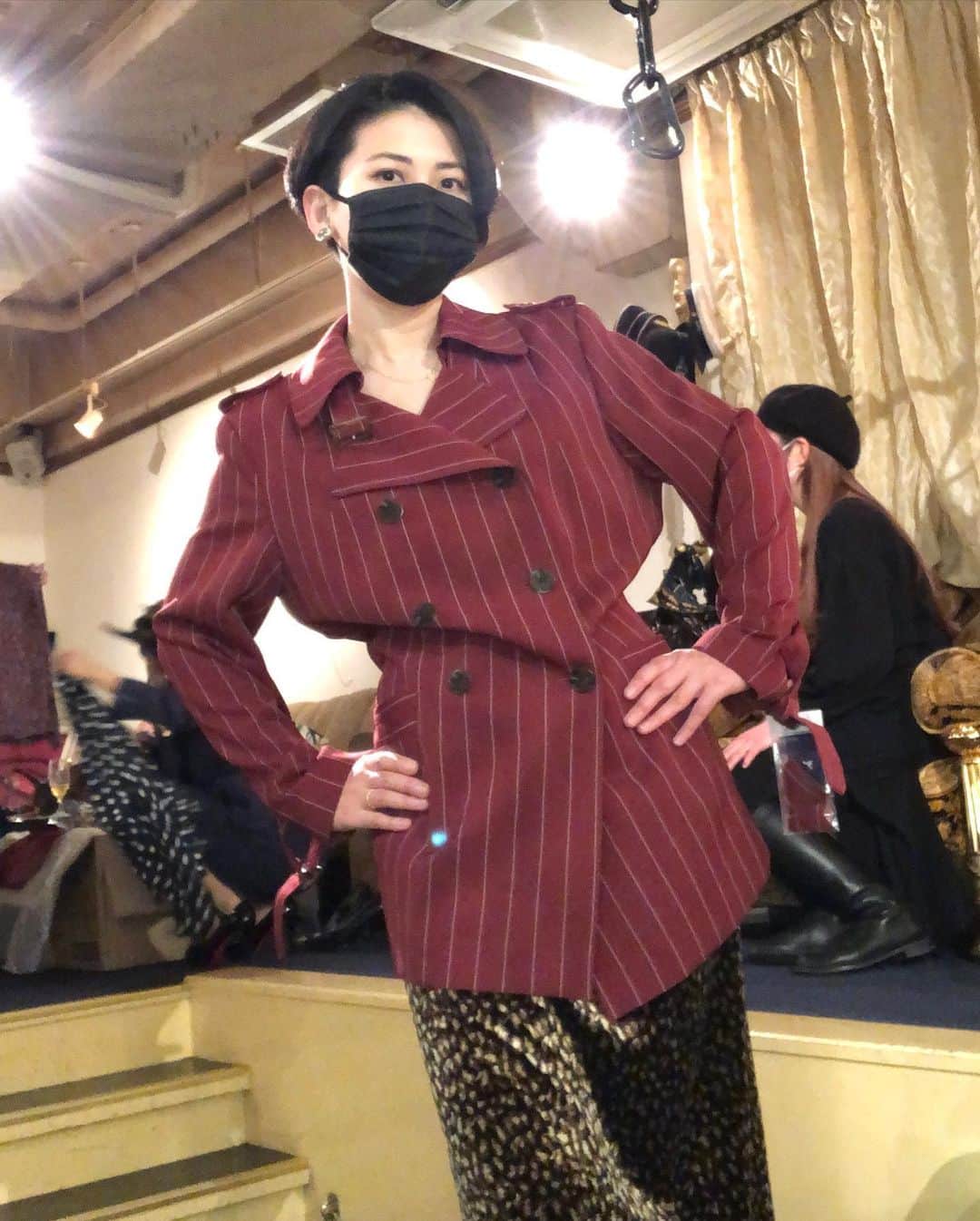 岡田育のインスタグラム：「Treasure hunting in Mom’s Dresser @moms_dresser winter sale located at Mode Et Baroque the BDSM bar. 🌃🦹🏻🐘🐅🗼🕌🗼🐅🐘🦹🏻🌃 . 一月の思い出、マムズドレッサー展示販売会。六本木のSMバー「モードエバロック」にて。さすがSMバーは「晴れ舞台」が一段高いのではなく、一段低い位置にある！ いろいろ吊るしやすそう笑。 着物を着るようになって派手柄物への免疫力が異様に高まり、象と豹と神殿の描かれたセットアップとか「あっはいはい更紗模様にもよくあるやつ〜」と平然と着こなせるようになった。強い！ 「いい時代に贅沢に作られた長持ちする懐かしくて素敵なデッドストック」という意味ではビンテージ着物と本当によく似ている。アクセサリー買いました。 #momsdresser #マムズドレッサー #goodoldopticians #costumeplay #80sfashion #80stokyonight @stereo.tennis」