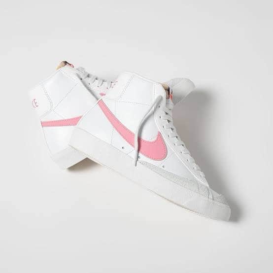 STYLERUNNERさんのインスタグラム写真 - (STYLERUNNERInstagram)「A pink pop for everyday! 💕 Harness the old-school look in the Nike Blazer Mid '77 Vintage sneakers.」2月6日 16時10分 - stylerunner