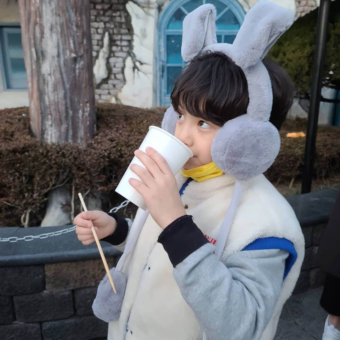 ユ・ハナさんのインスタグラム写真 - (ユ・ハナInstagram)「열여섯살때도 삼십육살된 지금도 너무 사랑하는 모험과 신비의 나라  니가 행복해 하는 모습에 행복했고 니가 신나하는 모습에 신이났어!  점점 너랑 하고싶은 것들이 많아지는데, 안타깝다 시간이 이렇게 가는게.  너랑만든 오랜만의 추억❤ (니가 자진해서 찍어준다며 들어가보라했던 유일한 내 독사진 거북이사진은 잘간직할께 잘찍어조서 고맙다 ㅋㅋ) #모험과신비의나라」2月6日 16時05分 - hahana111
