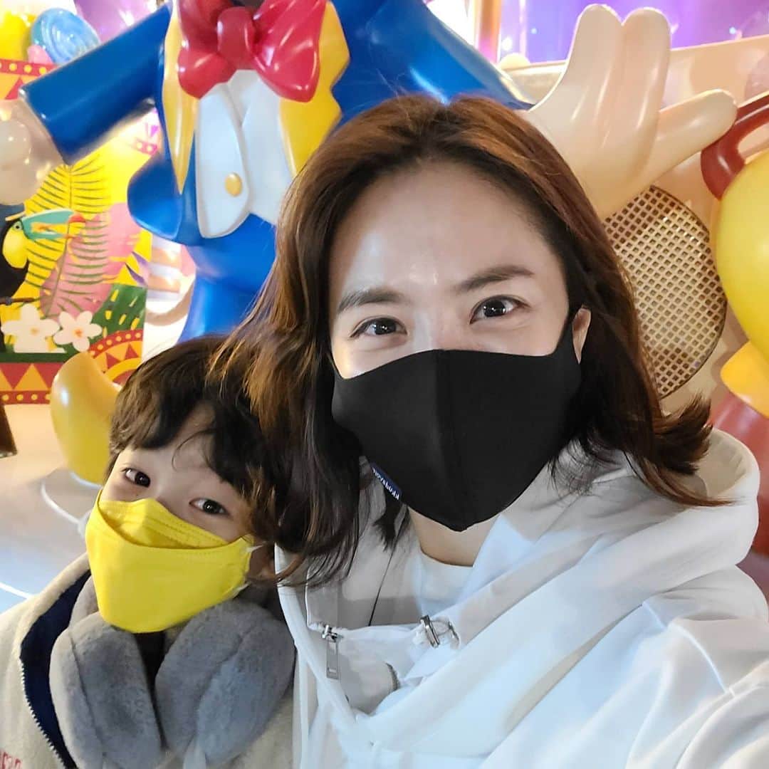ユ・ハナさんのインスタグラム写真 - (ユ・ハナInstagram)「열여섯살때도 삼십육살된 지금도 너무 사랑하는 모험과 신비의 나라  니가 행복해 하는 모습에 행복했고 니가 신나하는 모습에 신이났어!  점점 너랑 하고싶은 것들이 많아지는데, 안타깝다 시간이 이렇게 가는게.  너랑만든 오랜만의 추억❤ (니가 자진해서 찍어준다며 들어가보라했던 유일한 내 독사진 거북이사진은 잘간직할께 잘찍어조서 고맙다 ㅋㅋ) #모험과신비의나라」2月6日 16時05分 - hahana111