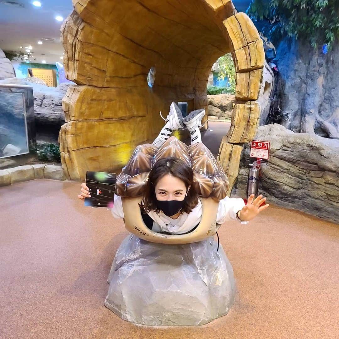 ユ・ハナさんのインスタグラム写真 - (ユ・ハナInstagram)「열여섯살때도 삼십육살된 지금도 너무 사랑하는 모험과 신비의 나라  니가 행복해 하는 모습에 행복했고 니가 신나하는 모습에 신이났어!  점점 너랑 하고싶은 것들이 많아지는데, 안타깝다 시간이 이렇게 가는게.  너랑만든 오랜만의 추억❤ (니가 자진해서 찍어준다며 들어가보라했던 유일한 내 독사진 거북이사진은 잘간직할께 잘찍어조서 고맙다 ㅋㅋ) #모험과신비의나라」2月6日 16時05分 - hahana111