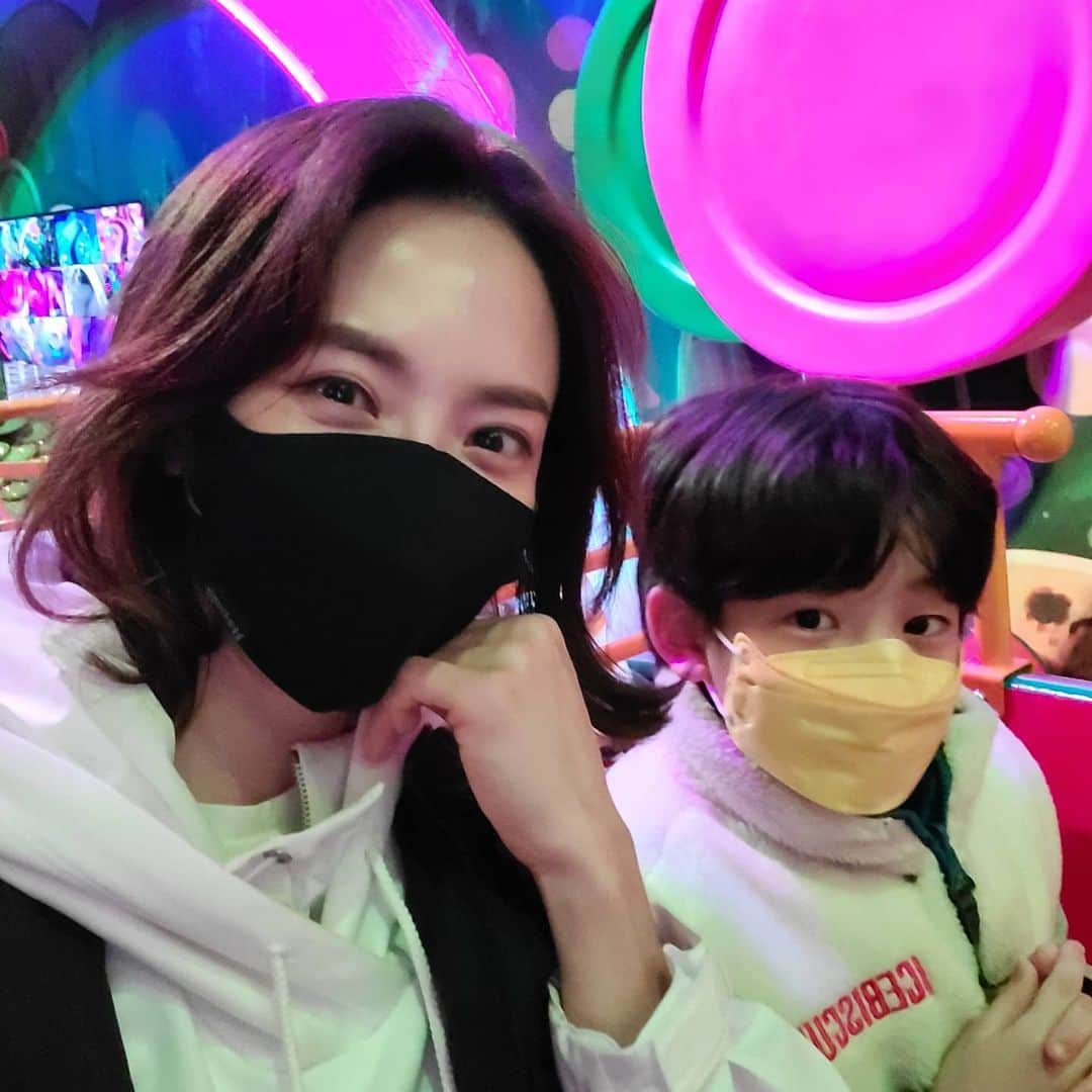 ユ・ハナさんのインスタグラム写真 - (ユ・ハナInstagram)「열여섯살때도 삼십육살된 지금도 너무 사랑하는 모험과 신비의 나라  니가 행복해 하는 모습에 행복했고 니가 신나하는 모습에 신이났어!  점점 너랑 하고싶은 것들이 많아지는데, 안타깝다 시간이 이렇게 가는게.  너랑만든 오랜만의 추억❤ (니가 자진해서 찍어준다며 들어가보라했던 유일한 내 독사진 거북이사진은 잘간직할께 잘찍어조서 고맙다 ㅋㅋ) #모험과신비의나라」2月6日 16時05分 - hahana111