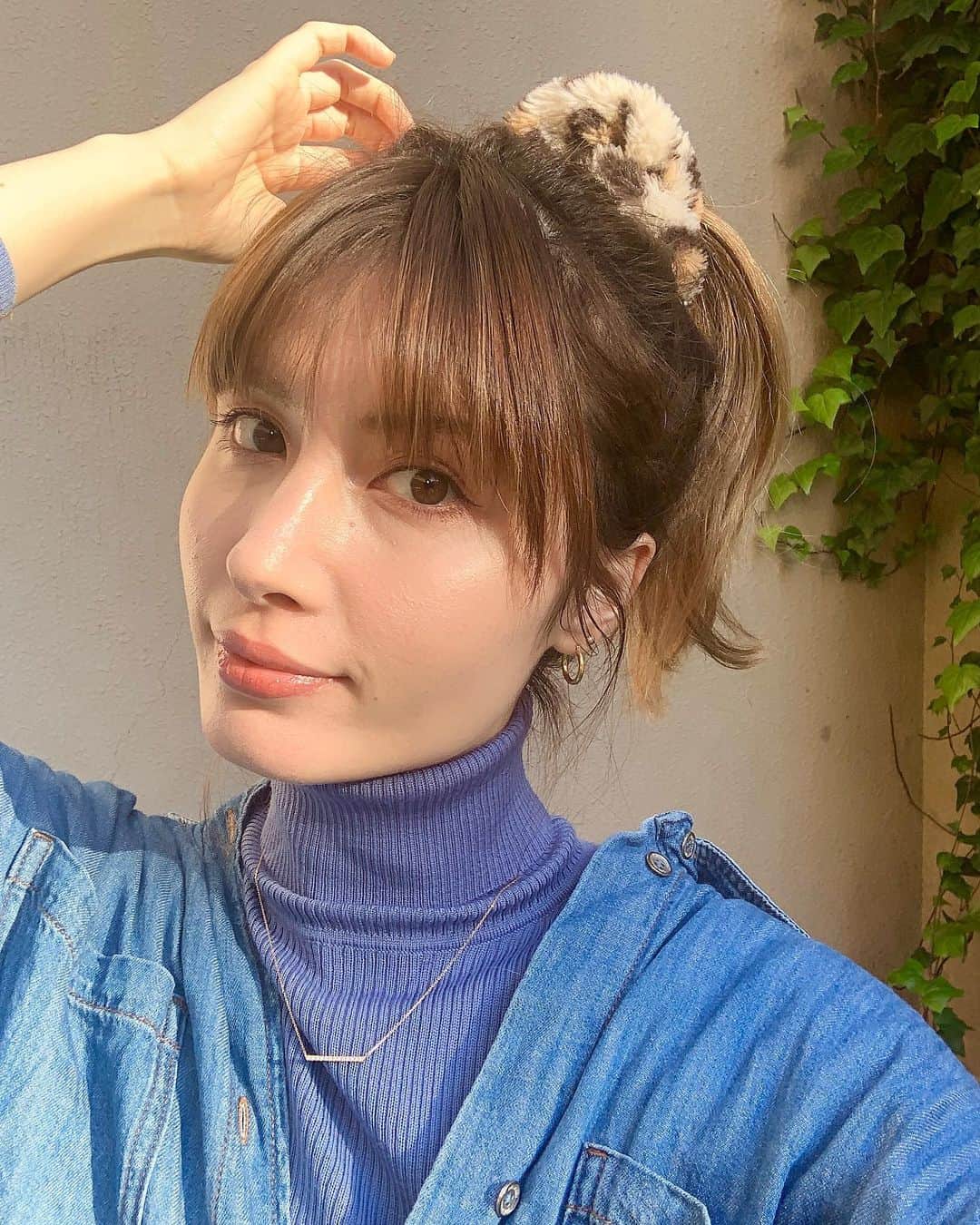 高松チェルシーリナのインスタグラム：「. お天気いいー🌞💕💕 お出かけ日和だったけど、今日はお家でまったりしてました🤣 . 今日着てるタートルネックはUNIQLO🙌 色が可愛くてお気に入り🤤 . #selfie#女の子ママ#女の子ベビー#UNIQLO#ユニクロ#タートルネック#デニムコーデ」
