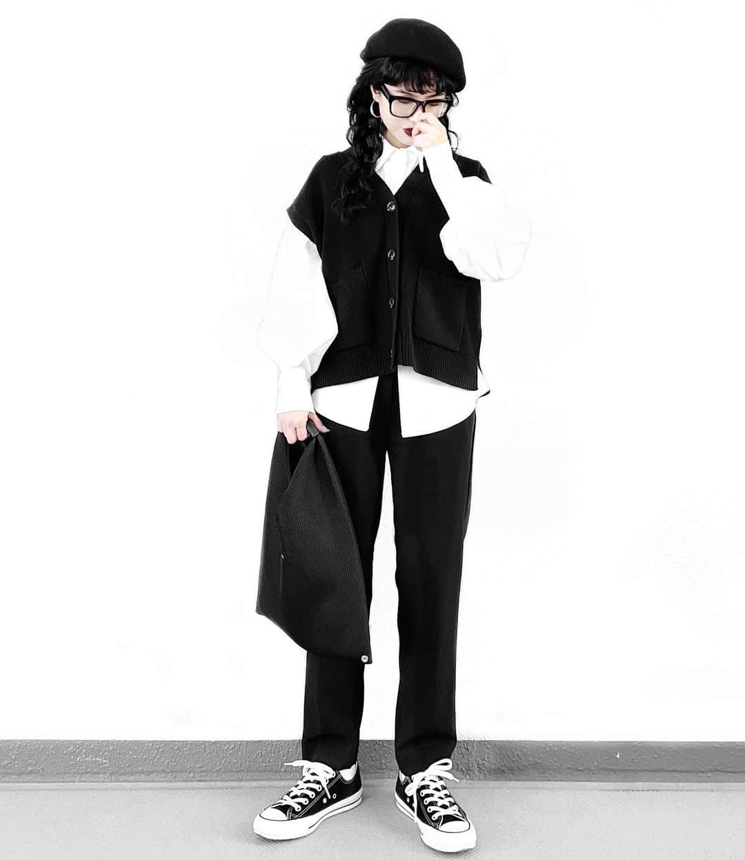 lve_xxxxのインスタグラム：「.﻿ .﻿ ⚫️⚪️﻿ ﻿ 可愛すぎて事件🚨のｼｬﾂ﻿ (いい加減五月蝿い)﻿ ﻿ GUの大活躍👏﻿ 是非皆さん買うべきなﾍﾞｽﾄ合わせ☺︎﻿ ﻿ Sｻｲｽﾞ着用 (詳細は2枚目へ)﻿ ﻿ 合わせるｱｲﾃﾑにより﻿ 雰囲気変わる使えるｼｬﾂのご紹介でした💡﻿ ﻿ いや、我ながら﻿ このｺｰﾃﾞ好き過ぎる🤤🖤←﻿ ﻿ ﻿ ◾️ʙᴀʟʟᴏᴏɴ ꜱʟᴇᴇᴠᴇ ꜱʜɪʀᴛ﻿ ʙʟᴀᴄᴋ / ᴡʜɪᴛᴇ﻿ 　﻿ @lveu.official ﻿ 🕗 𝟤𝟢𝟤𝟣.𝟢𝟤.𝟢𝟩 ( ꜱᴜɴ ) 𝟤𝟢:𝟢𝟢 〜﻿ ﻿ ﻿ －－－－－－－－－－－－－－－－－－﻿ ﻿ その他ｺｰﾃﾞｱｲﾃﾑ詳細は﻿ WEARをご覧くださいませ。﻿ ﻿ WEAR ： lvexxxx ﻿ 💻 https://wear.jp/sp/lvexxxx/﻿ ﻿ －－－－－－－－－－－－－－－－－－﻿ ﻿ ﻿」