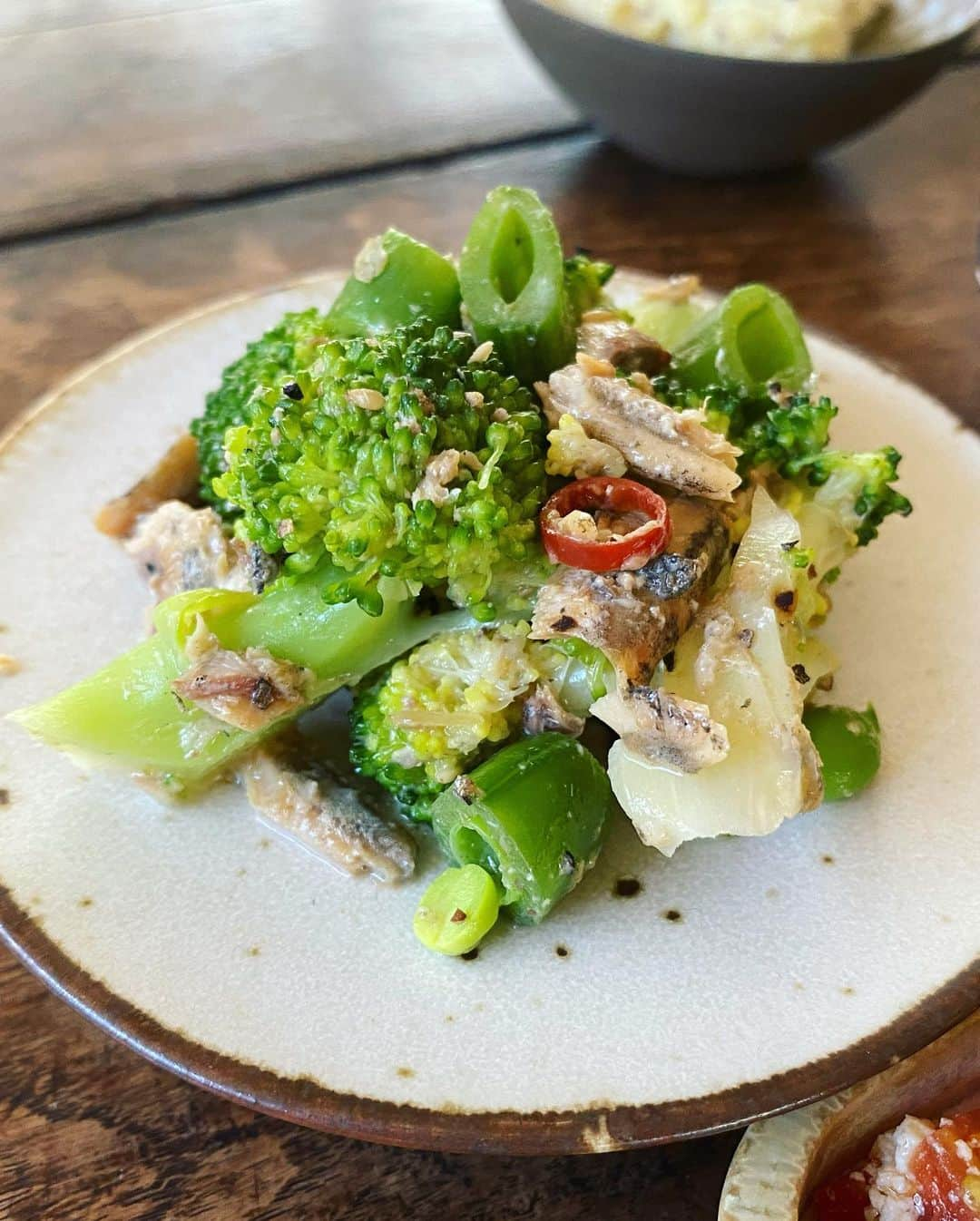 Chinamiさんのインスタグラム写真 - (ChinamiInstagram)「Japanese Vegetable Lunch #vegetables #野菜　#ランチ . 「野菜の常備菜ランチ」 . 隠れ家的な「豆腐DELI」では 自家製豆腐をふんだんに使い 日々思いついた常備菜を スパイス効かせながら あれこれ創作しております。 . 心を込めて盛り沢山 彩豊富な常備菜をご用意しておりますので 小さな小さな文字で書かれた 「豆腐DELI」の真四角な看板を見かけたら ぜひぜひご来店くださいませね お待ちしております♡ . #夢のお話 #豆腐 ＃楽しいおうち時間を😊 .」2月6日 16時12分 - chinamiphoto