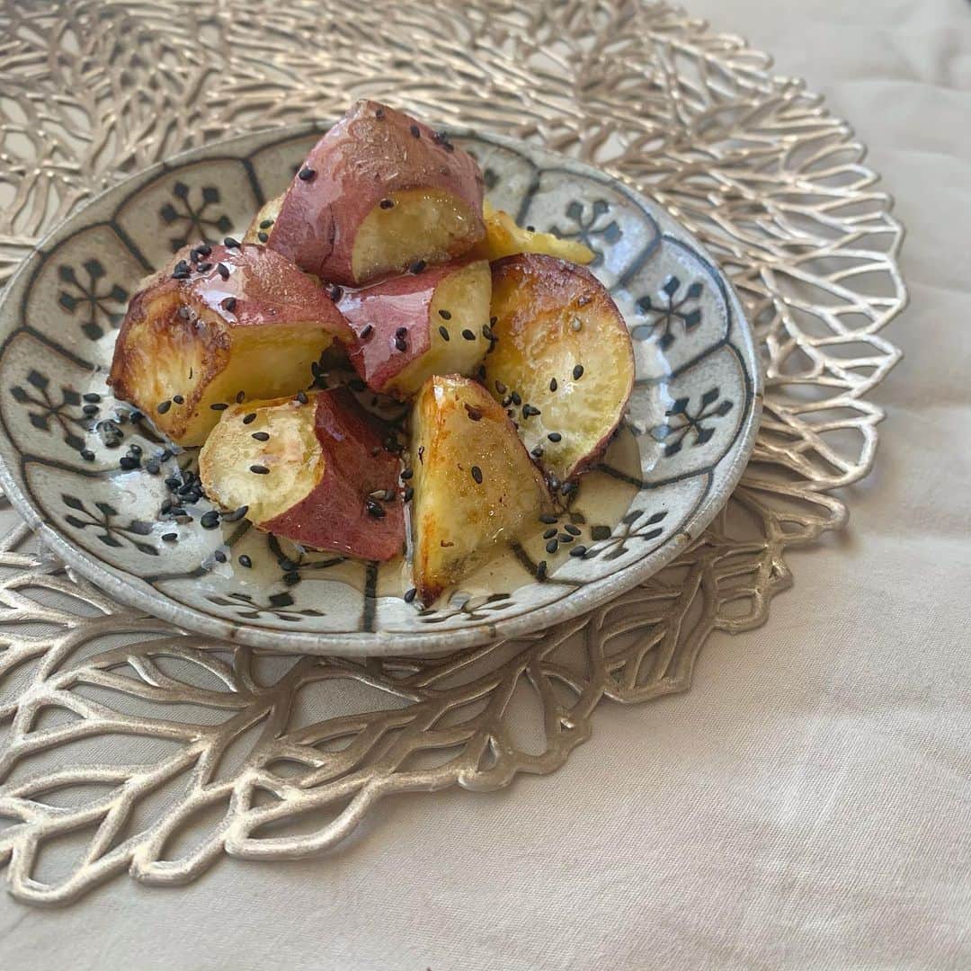 宮崎由加さんのインスタグラム写真 - (宮崎由加Instagram)「かほく市の特産品 「かほっくり」を﻿頂きました〜🍠♡﻿ ﻿ 栗ではなくさつまいもです♡﻿ 甘みが強くホクホクした食感が特徴で﻿ 名前の由来は 「かほく」と「ほくほく」から来ています💭🤍﻿ ﻿ 私は、ほくほくのお芋が好みなので﻿ かほっくりが大好き〜。☺️﻿ ﻿ おやつに大学芋を作りました。﻿ 上手にできた🤞🏻🤞🏻﻿ 今日はお仕事がお休みなので﻿ のんびりお家で過ごしています😙﻿ ﻿ #宮崎由加 #かほく市 #石川県 #特産品 #さつまいも  #かほっくり #ishikawa #kanazawa #大学芋 #cooking」2月6日 16時14分 - yuka_miyazaki.official