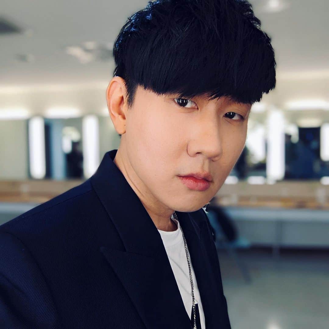林俊傑のインスタグラム：「(old) Selfie day.  來發一張沒發過的自拍  #oldselfie」